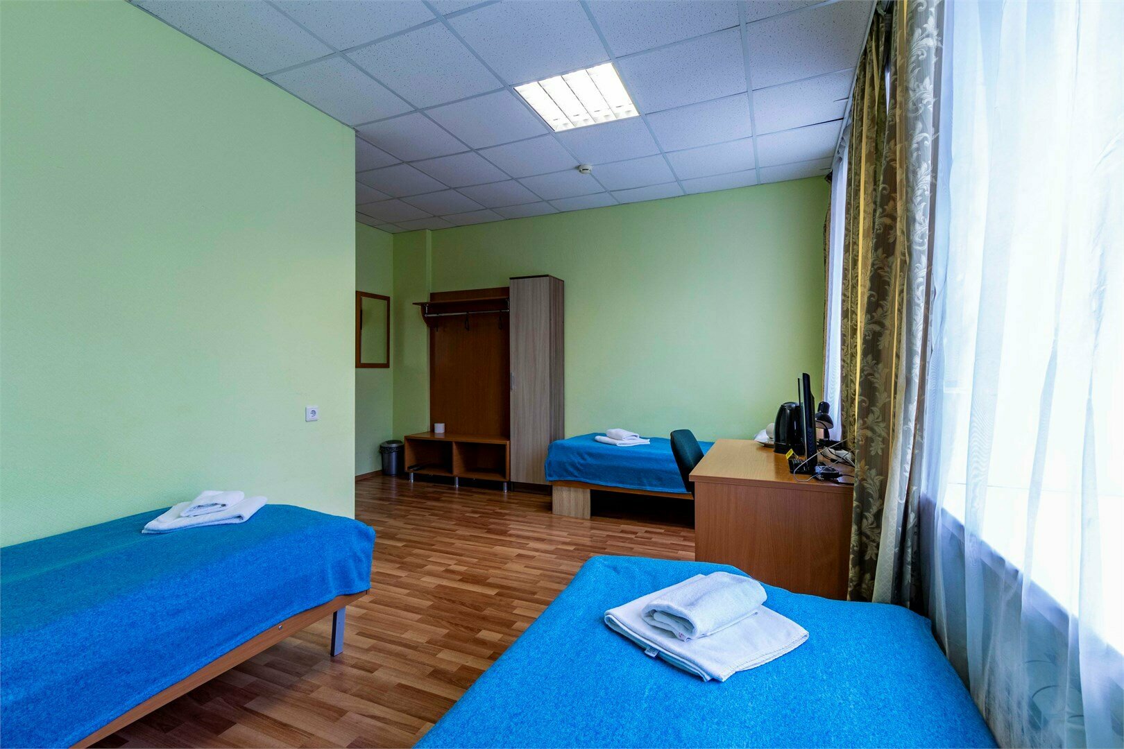 Трехместный номер ЭКОНОМ с тремя односпальными кроватями и собственными удобствами