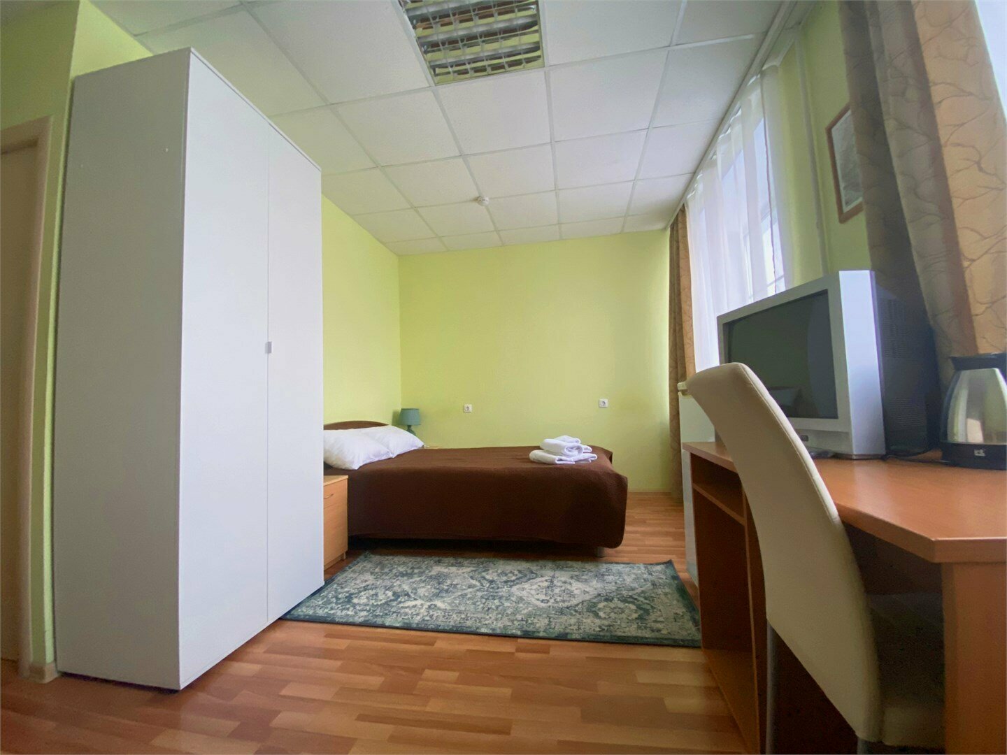 Двухместный номер ЭКОНОМ с двуспальной кроватью с собственными удобствами