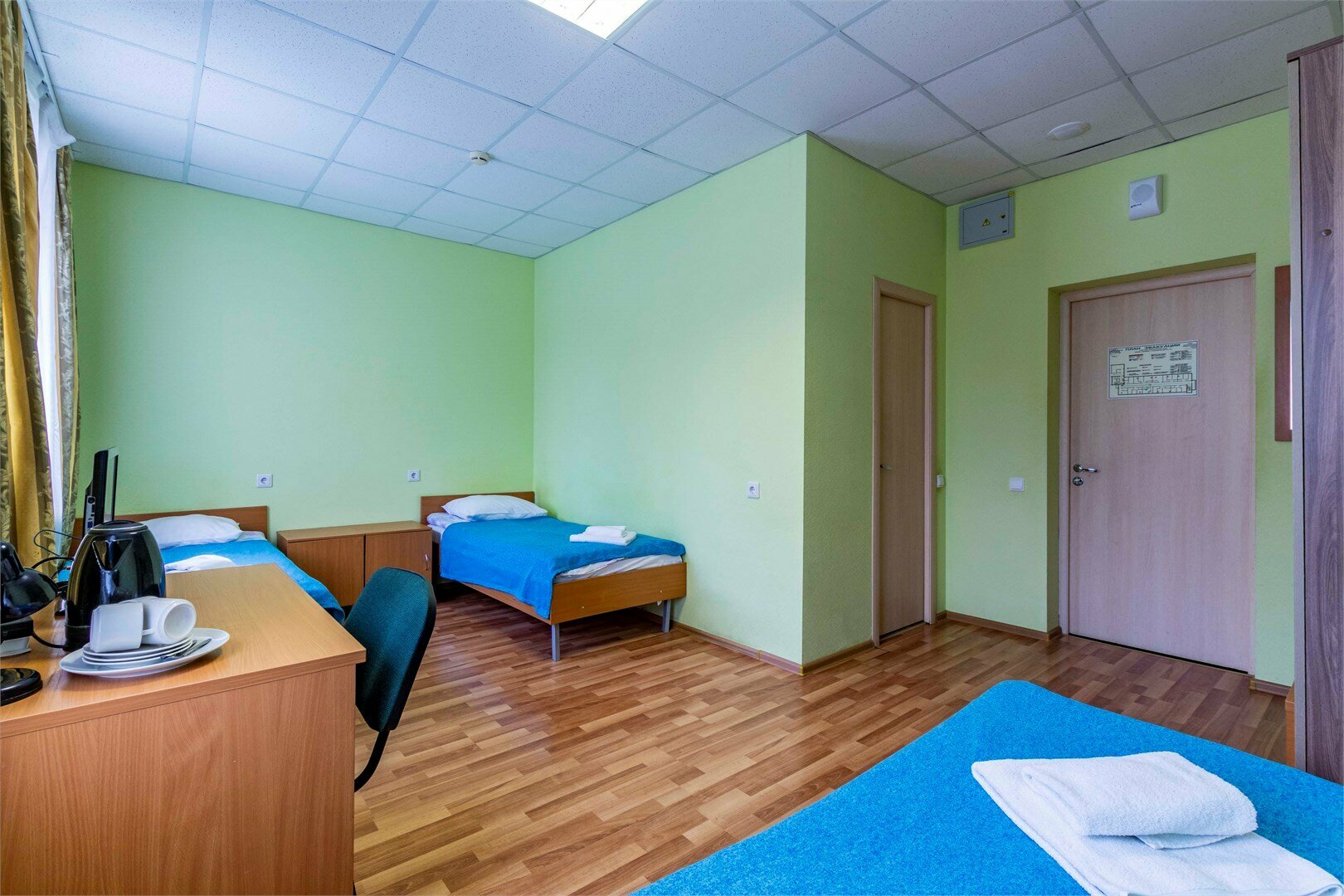 Трехместный номер ЭКОНОМ с тремя односпальными кроватями и собственными удобствами