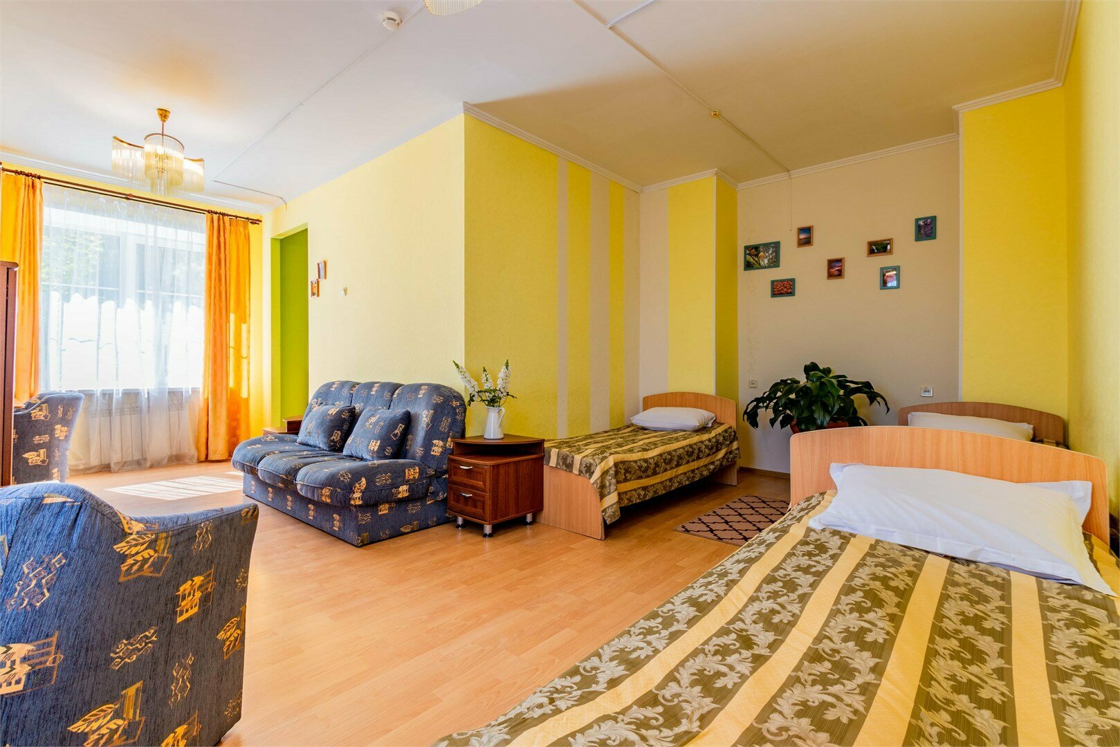 Трехместный номер СТАНДАРТ с тремя односпальными кроватями и собственными удобствами