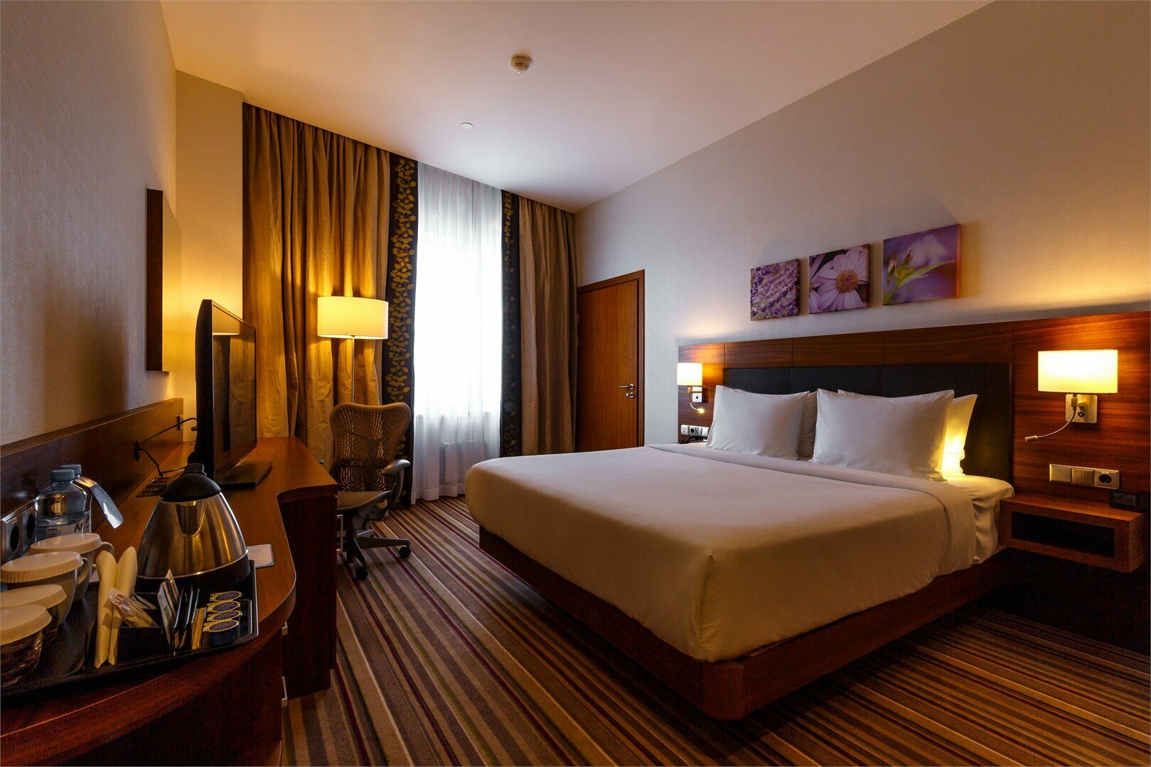 Номер для людей с ограниченными возможностями с большой кроватью (King size)