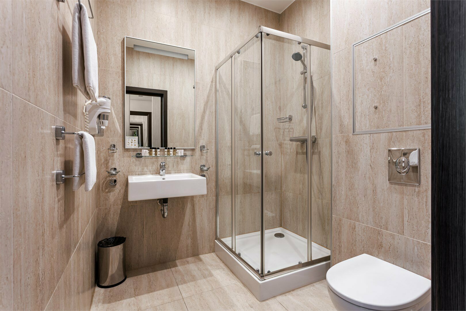 Семейный номер с кроватью размера "King-size" и двуспальным диваном