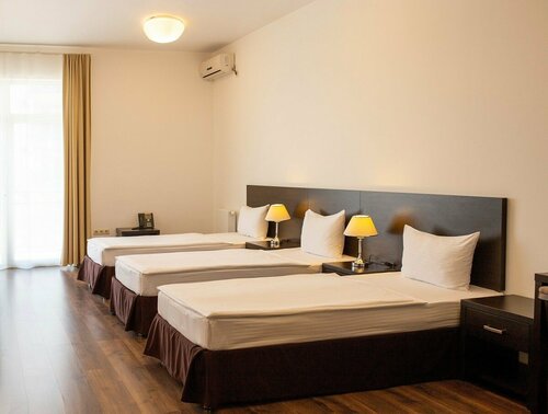 Студия без кухни с тремя кроватями