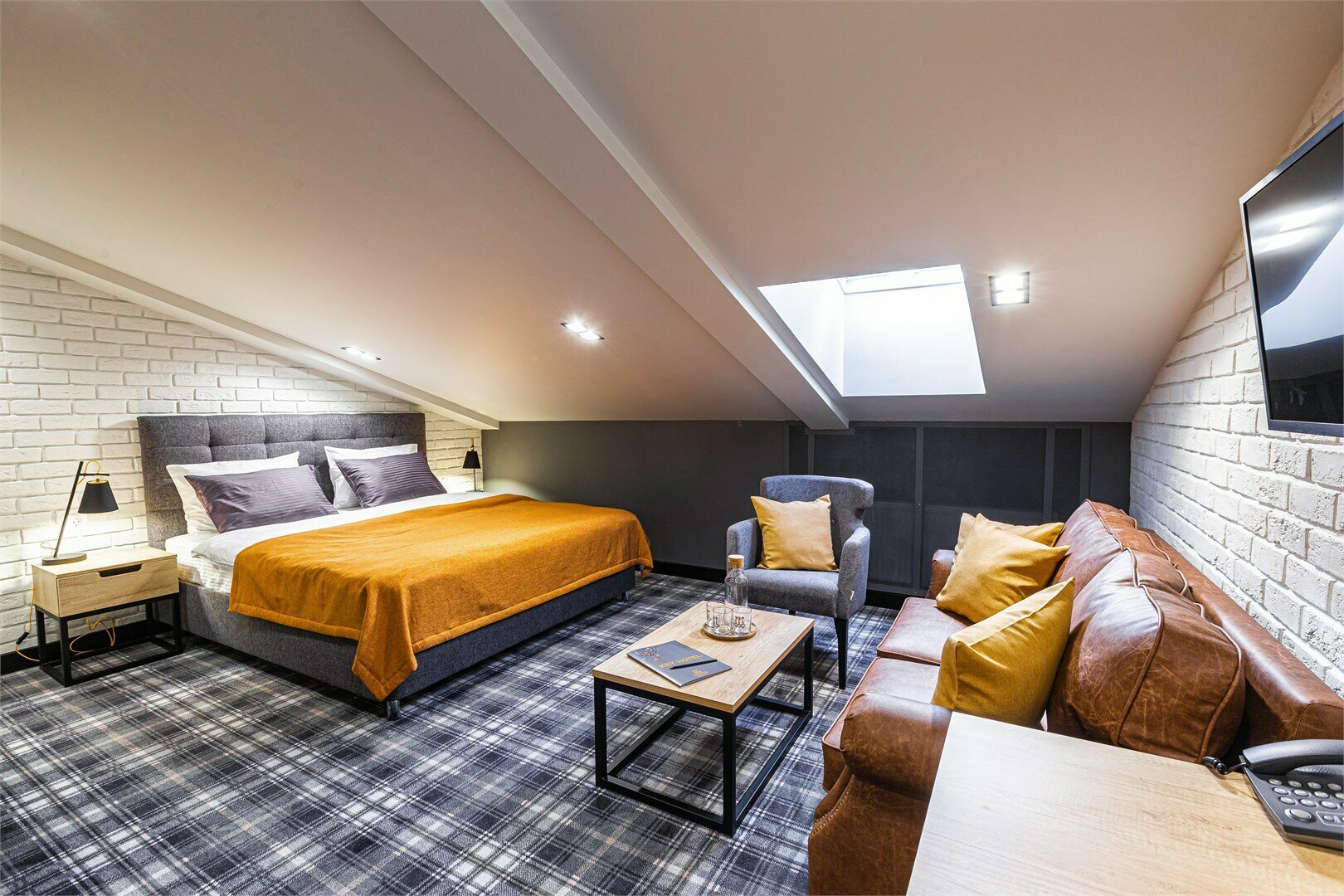 Двухместный номер с одной кроватью на мансардном этаже.