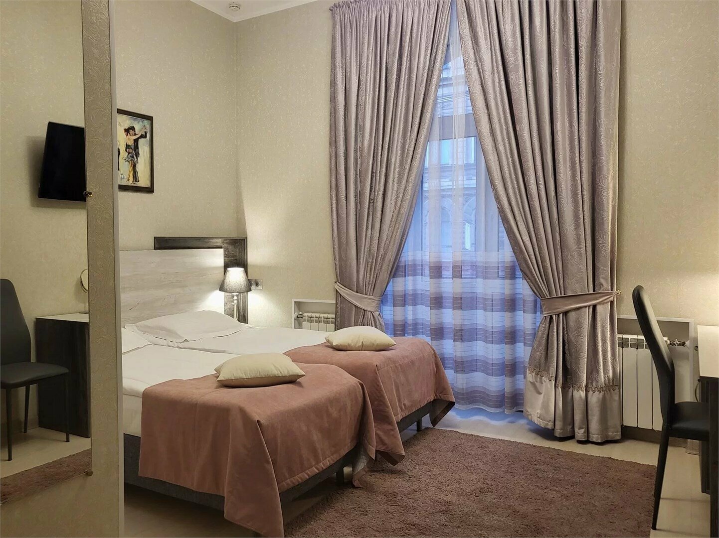 Улучшенный стандарт с одной двуспальной или двумя раздельными кроватями