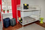 Спальное место на двухъярусной кровати в общем номере для мужчин в Вагон