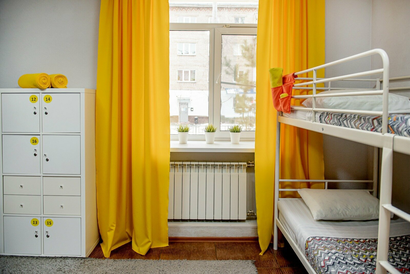 Спальное место на двухъярусной кровати в общем номере для женщин