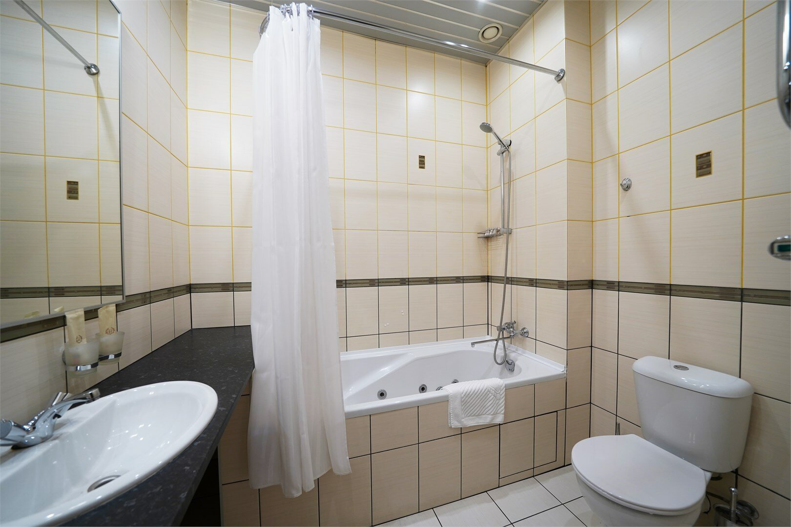 Меблированная комната с балконом