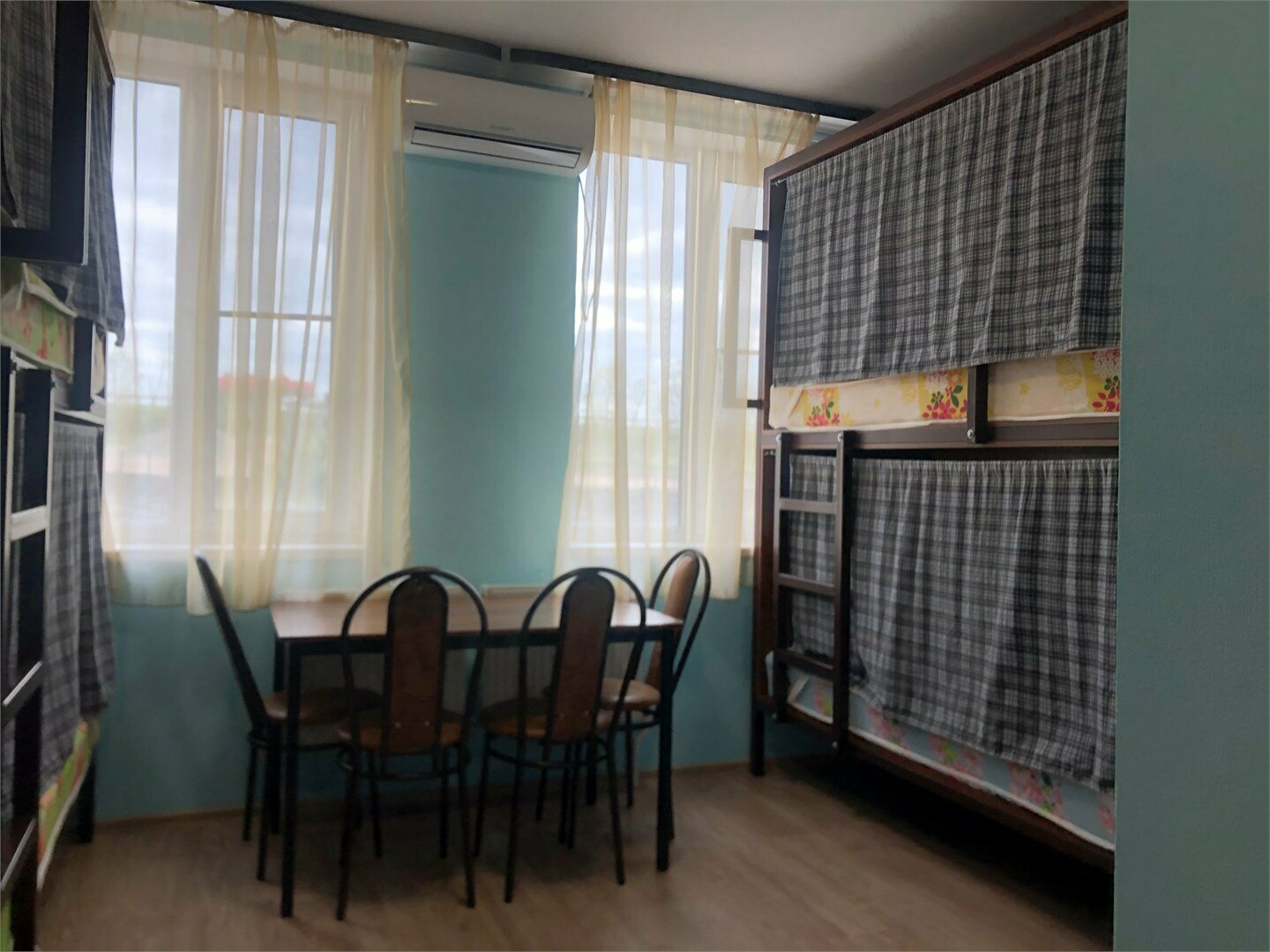 Кровать в общем 6-местном номере для мужчин и женщин