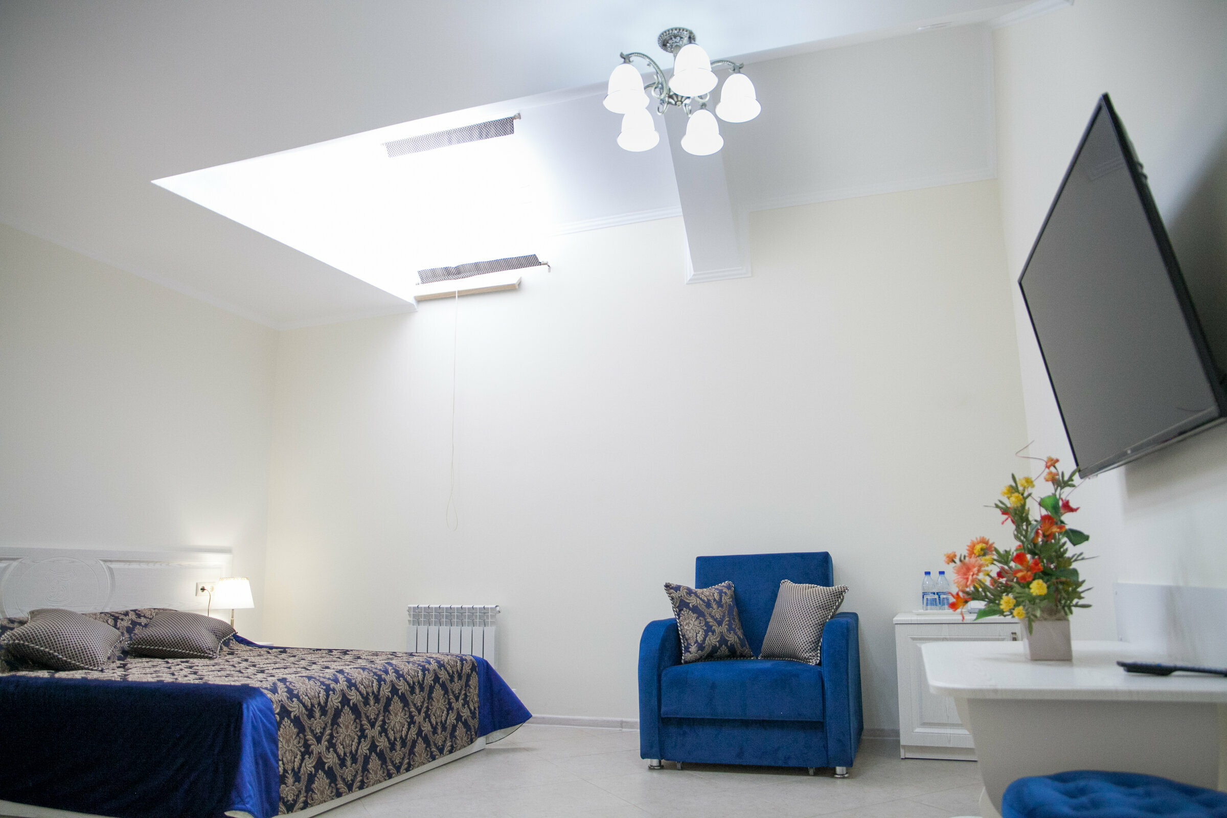 Трехместный номер с 1 большой кроватью, диваном или креслом-кроватью