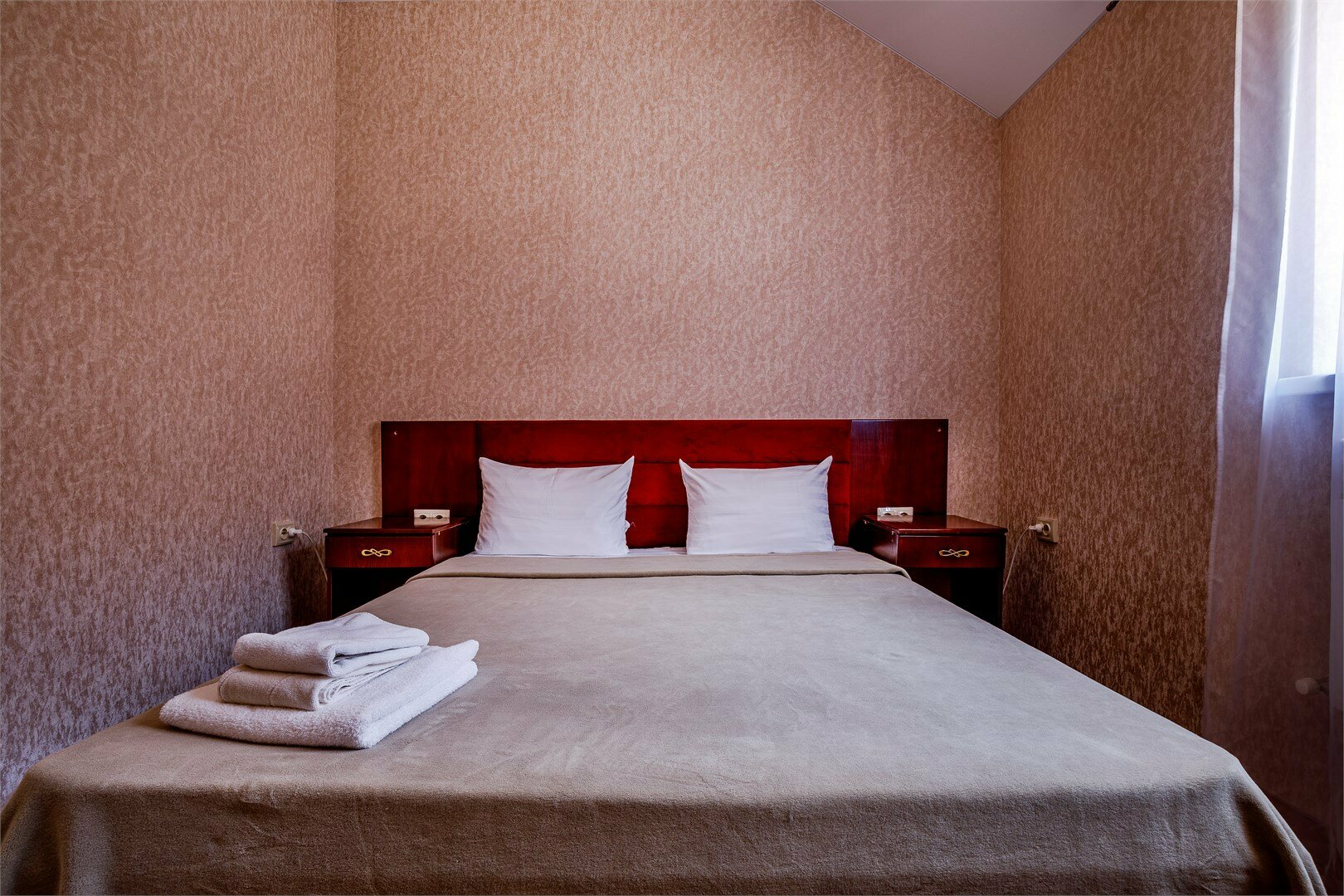 2ой Корпус 2х комнатный 4х местный Стандарт 2 разд. + двуспальная кровать.