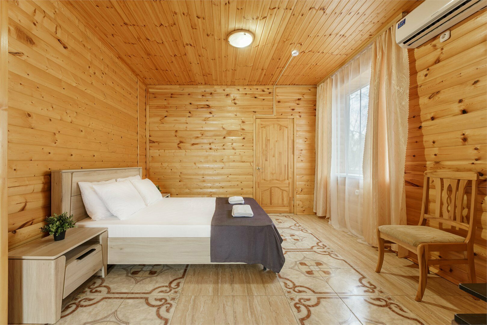 2-х местный у бассейна