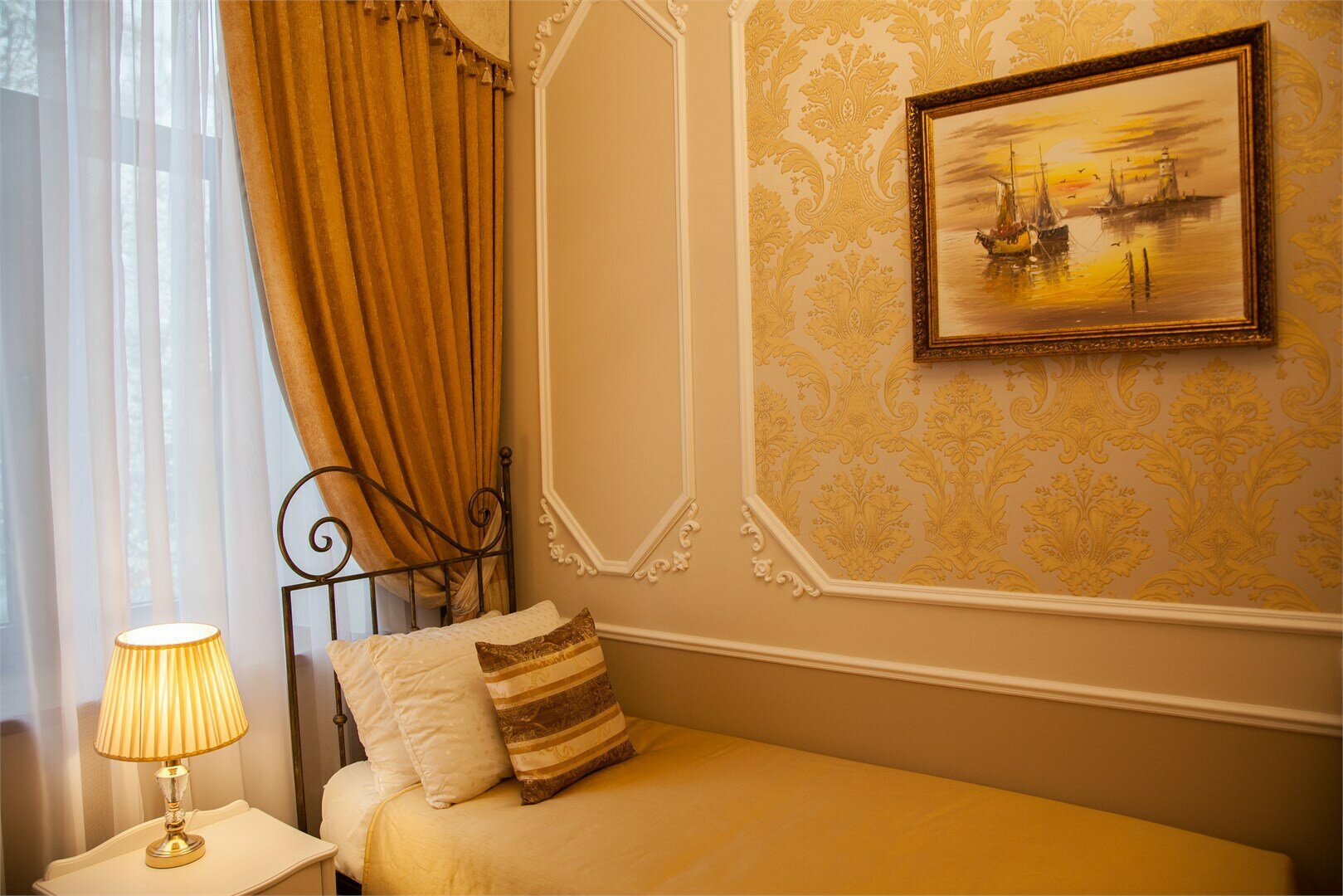 Небольшой двухместный номер с двумя раздельными кроватями