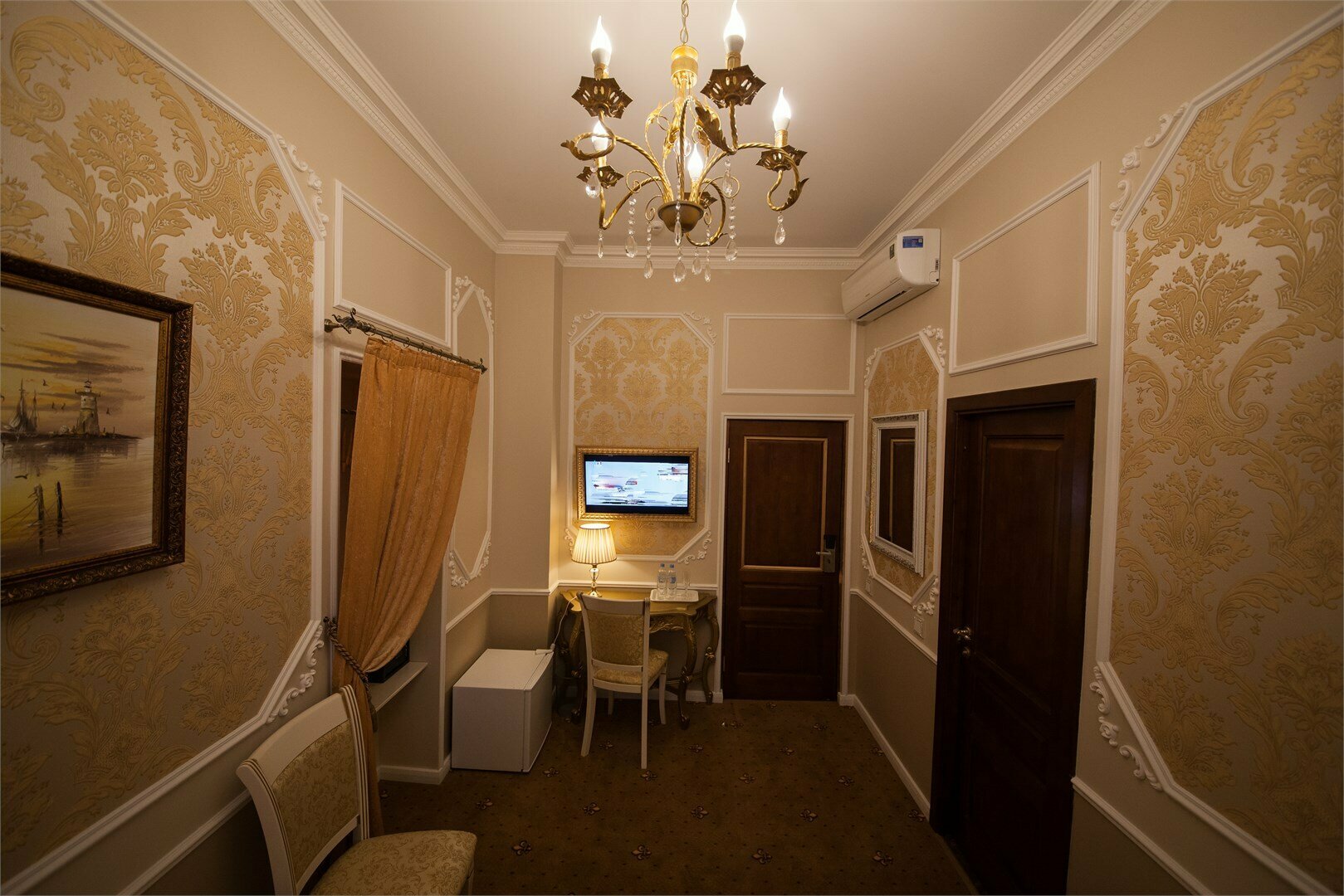 Небольшой двухместный номер с двумя раздельными кроватями