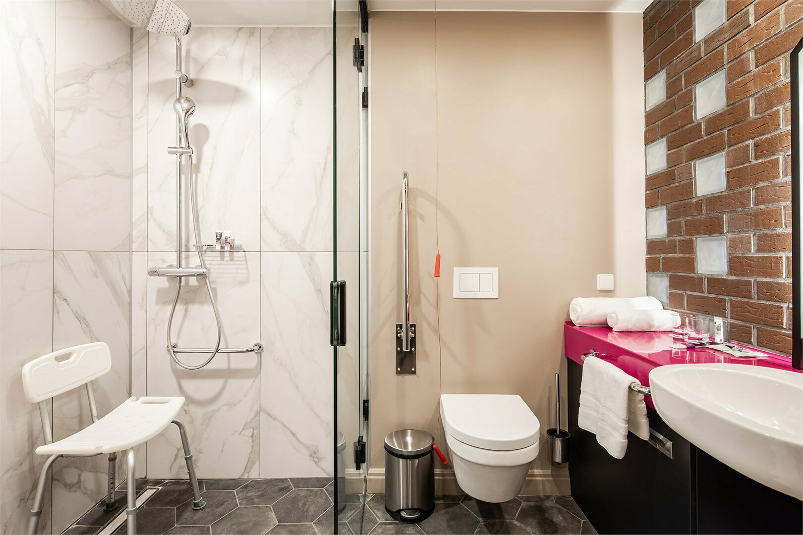 Номер Deluxe, семейный, с видом на город - с двуспальной кроватью и диваном-кроватью