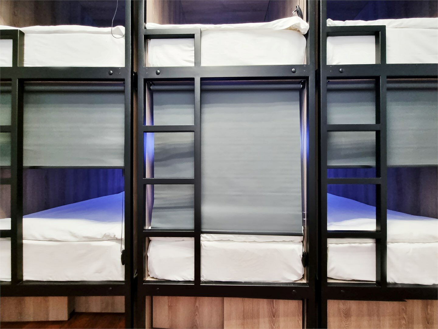 Место в "мужском" бюджетном шестиместном номере