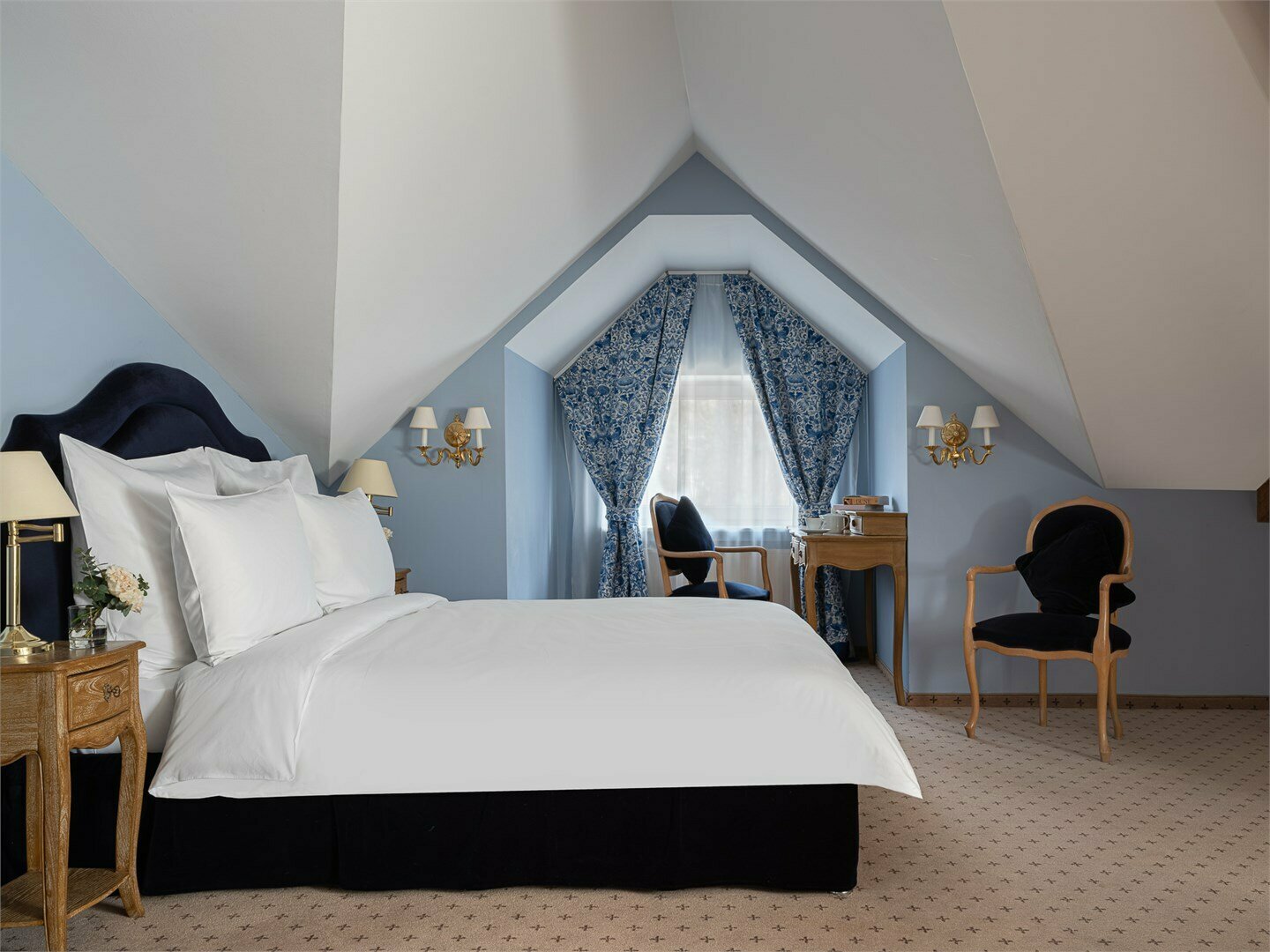 Мансардный Романтический