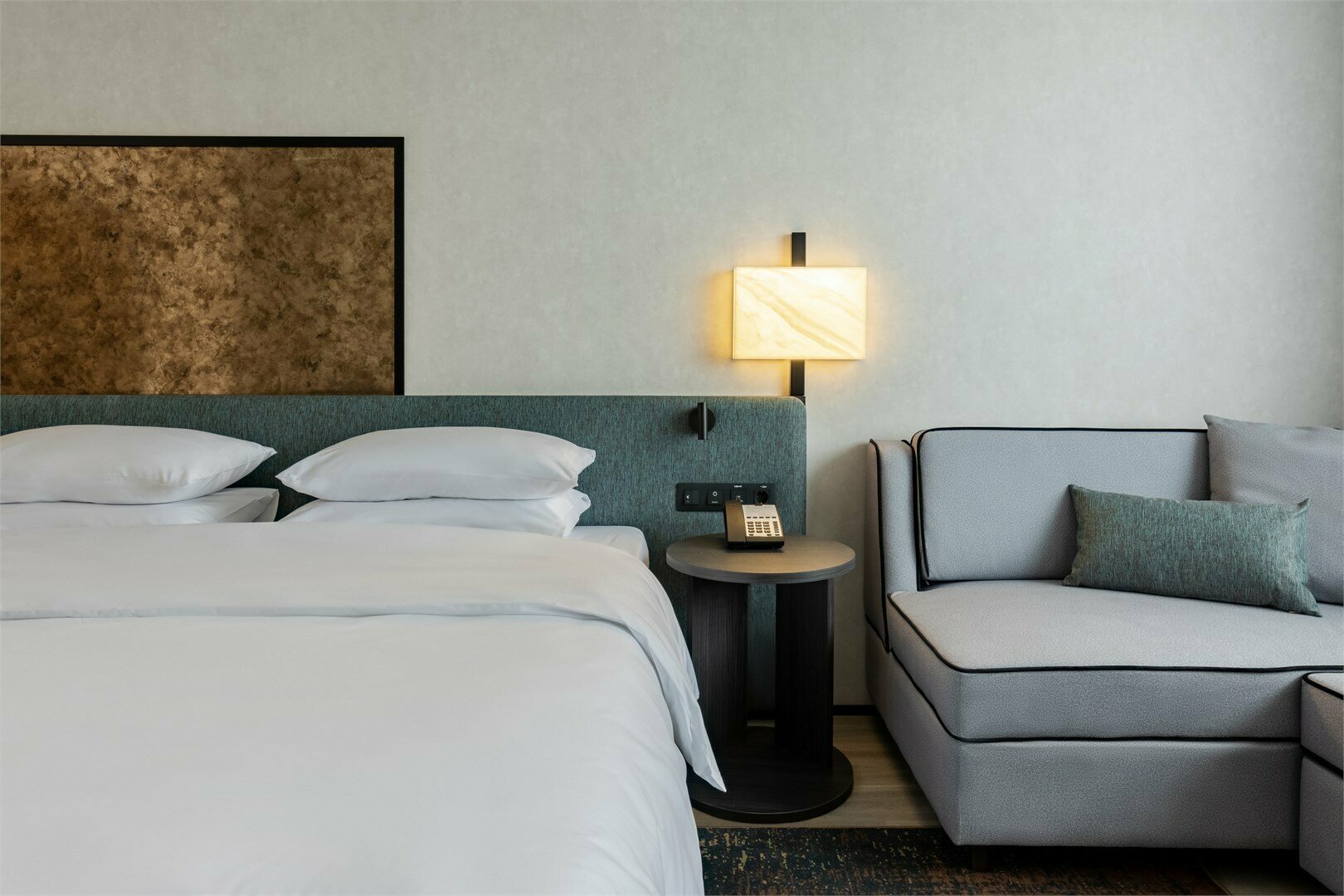 Номер стандарт с 1 двуспальной кроватью и диваном