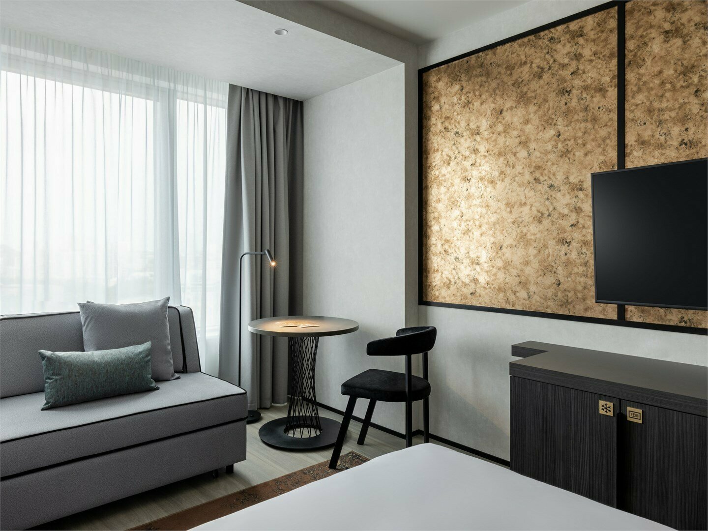 Номер стандарт с 1 двуспальной кроватью и диваном