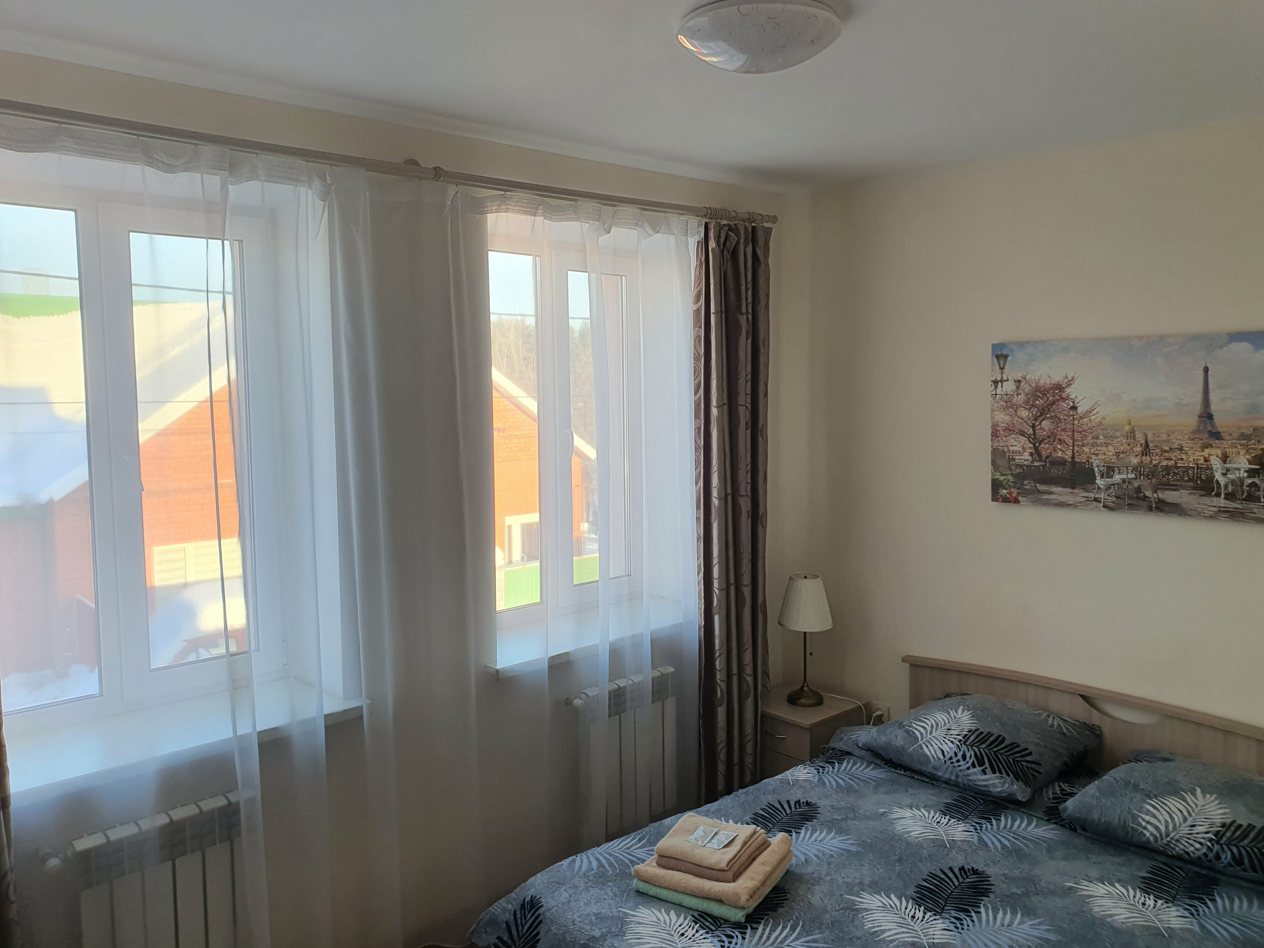 Эконом-комфорт с широкой кроватью, кондиционером, общей мини-кухней и санузлом на три номера