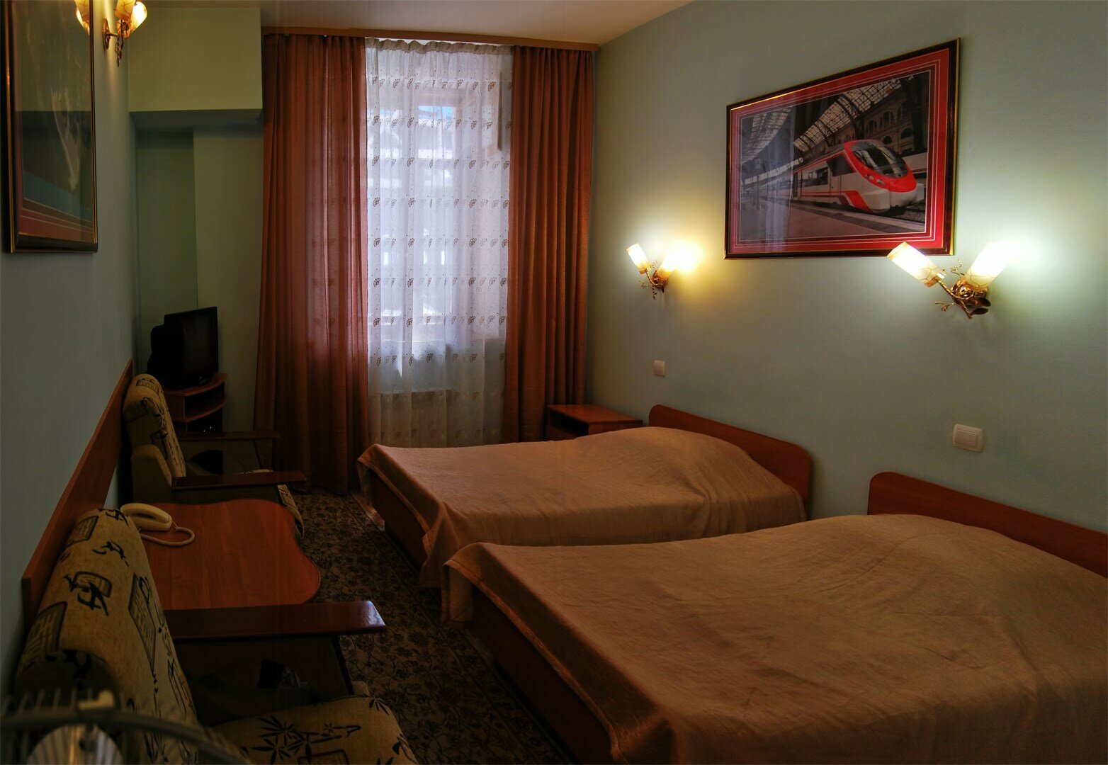 Номер "Эконом" с двумя односпальными кроватями - окна во внутренний дворик ресторана АТРИУМ