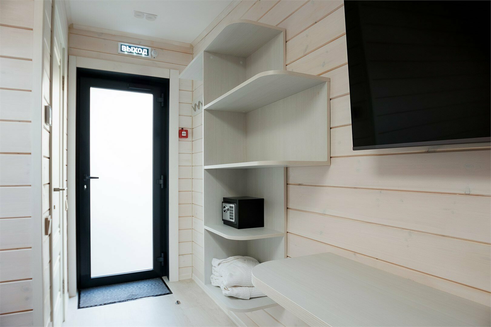 Стандарт с отдельным входом и мансардным окном