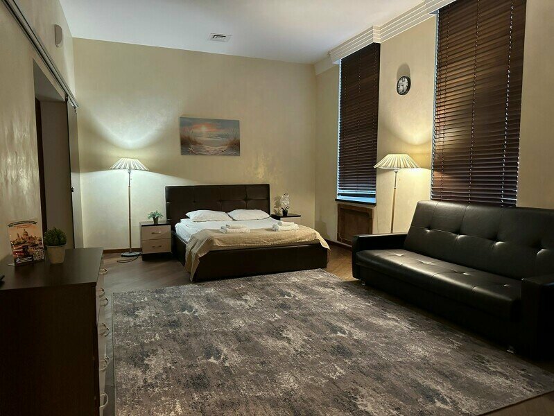 Большой семейный номер с двуспальной кроватью и двумя диванами