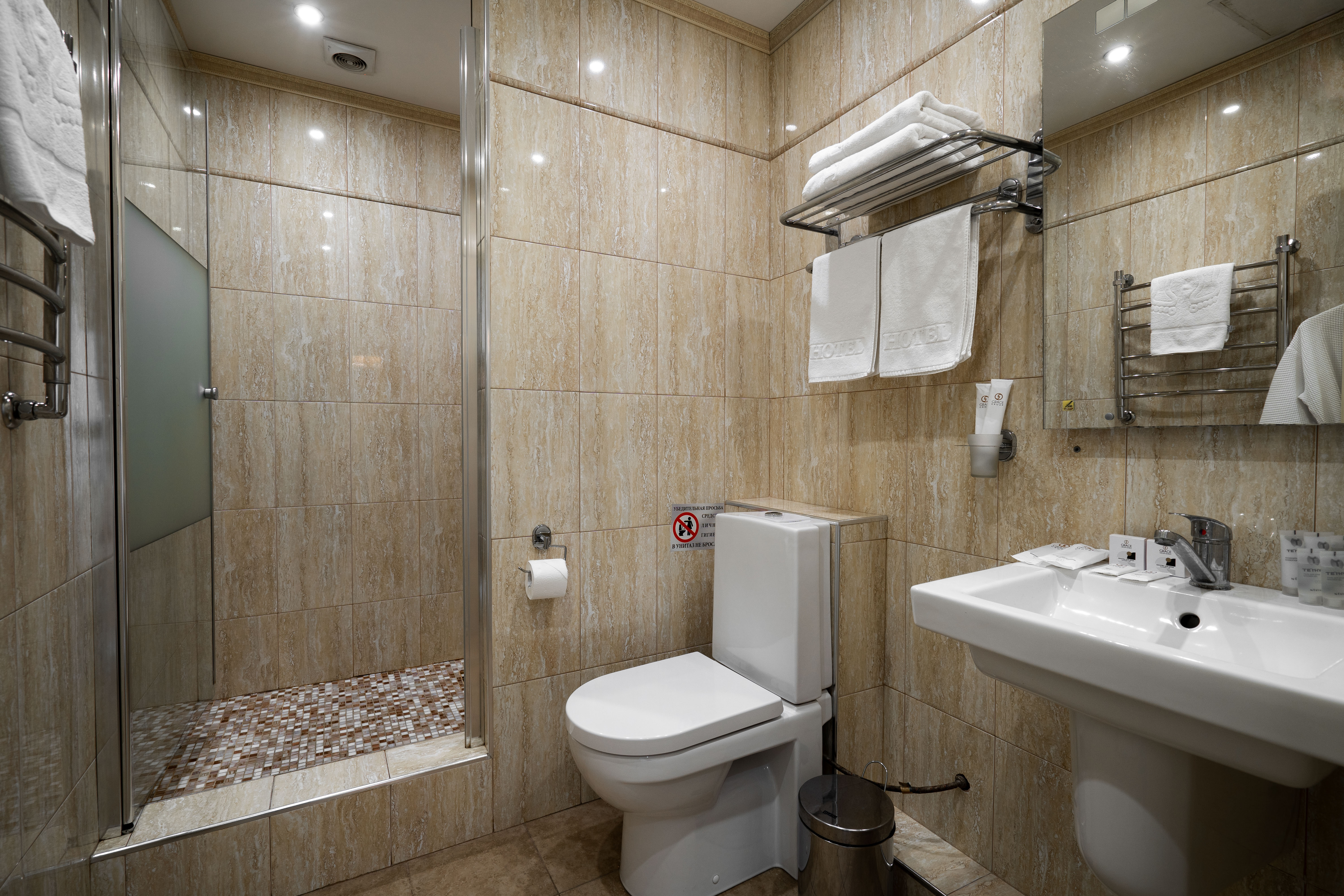 Семейный номер с боковым видом на море