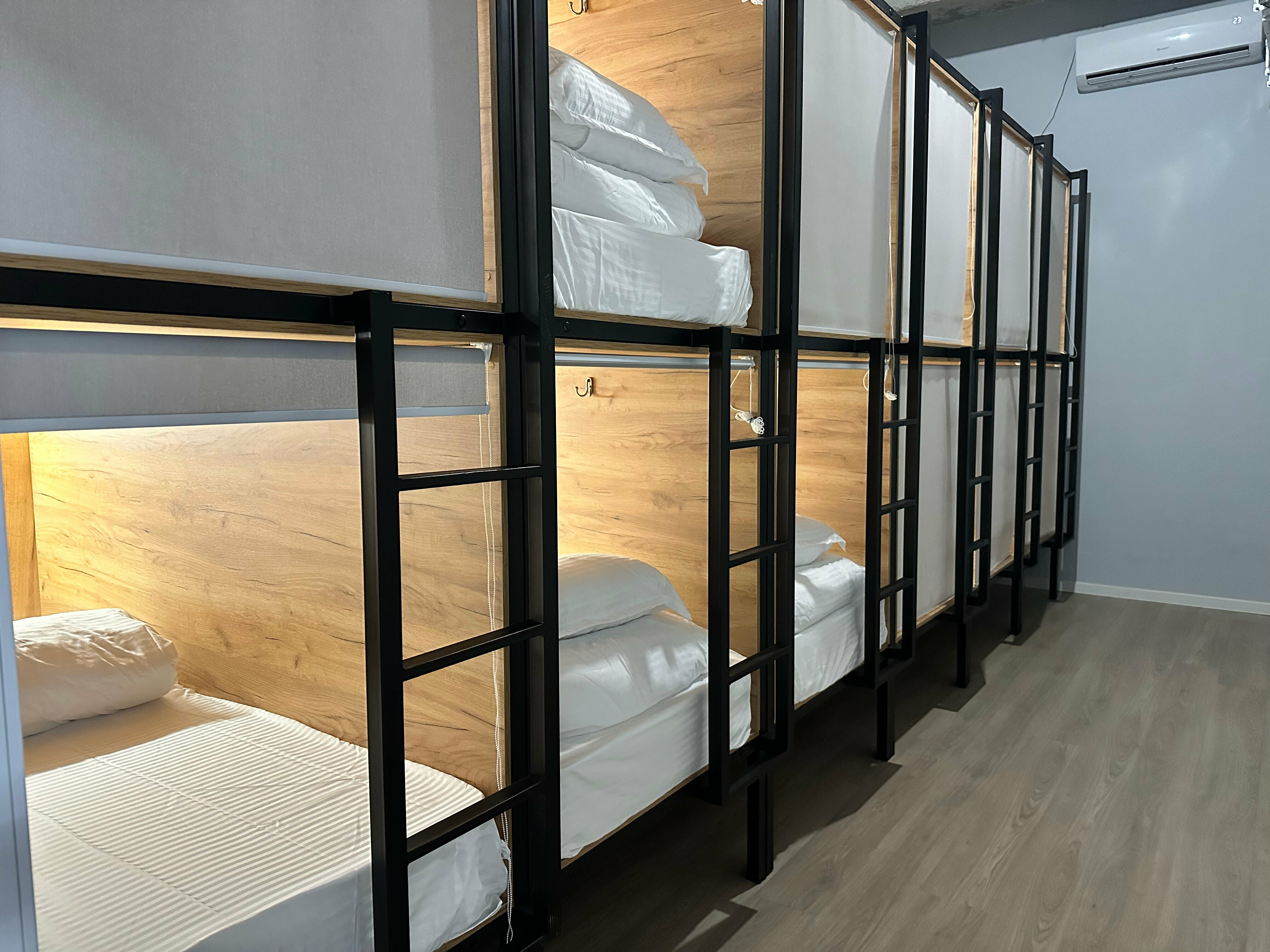 Спальное место на двухъярусной кровати в общем номере для мужчин и женщин