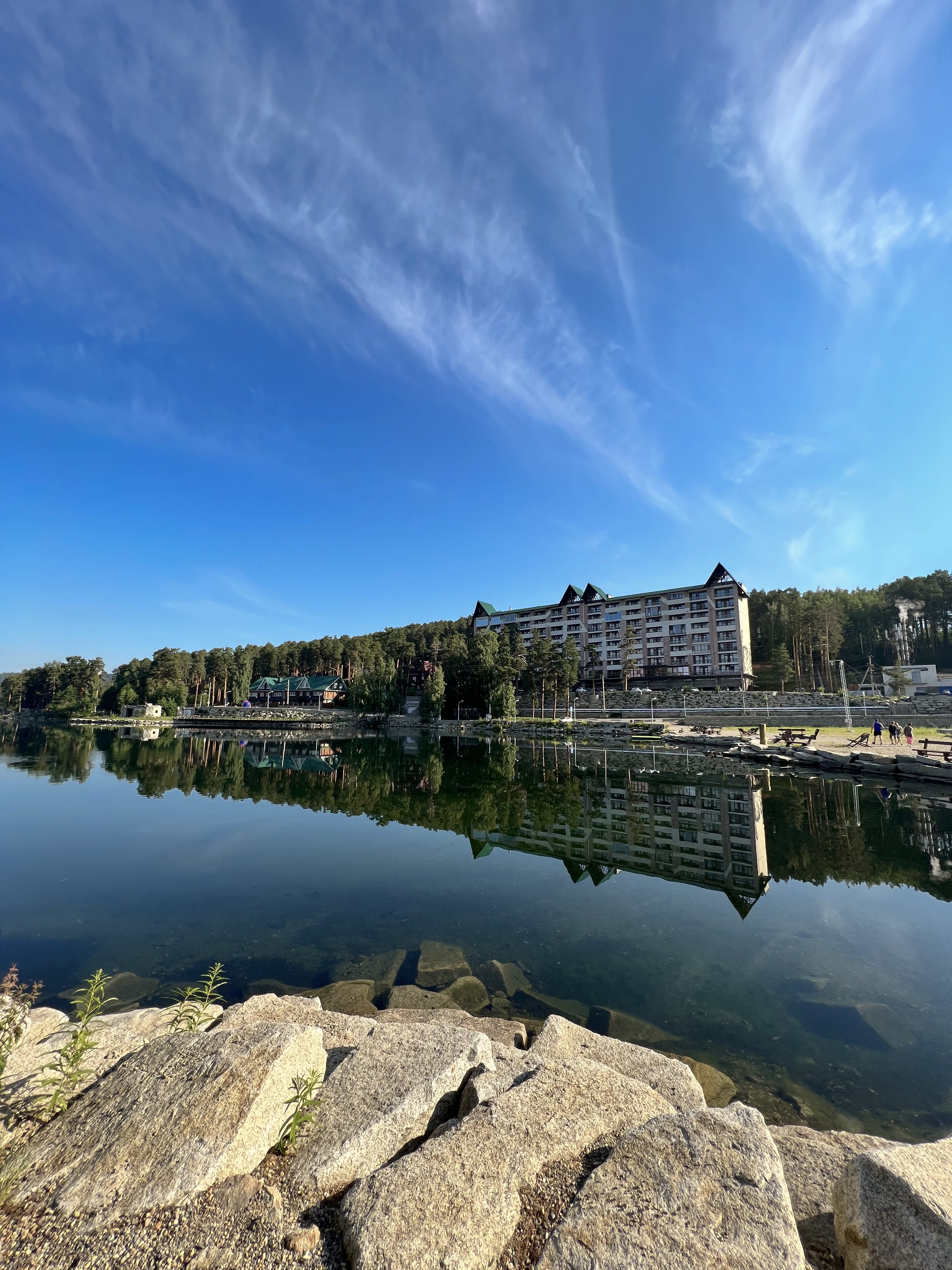 Семейный номер с видом на озеро