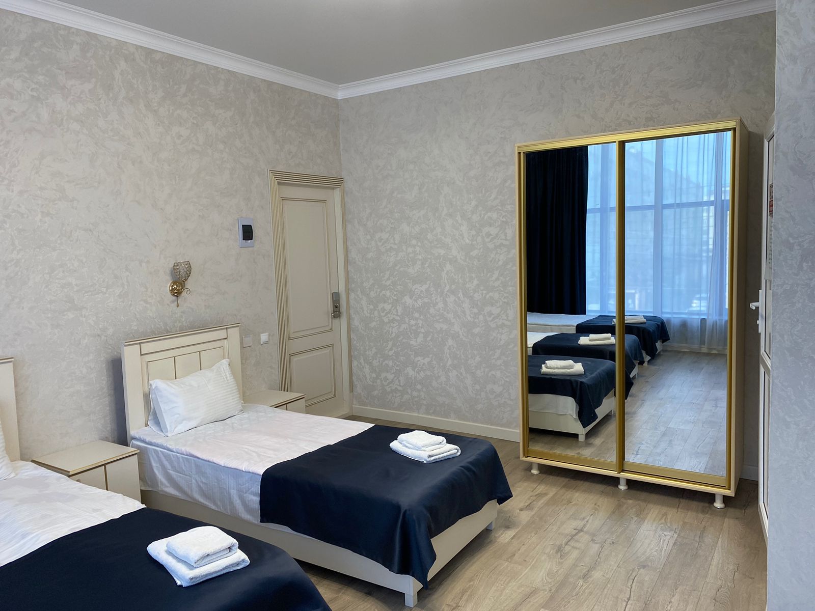 Трехместный номер с собственной ванной комнатой