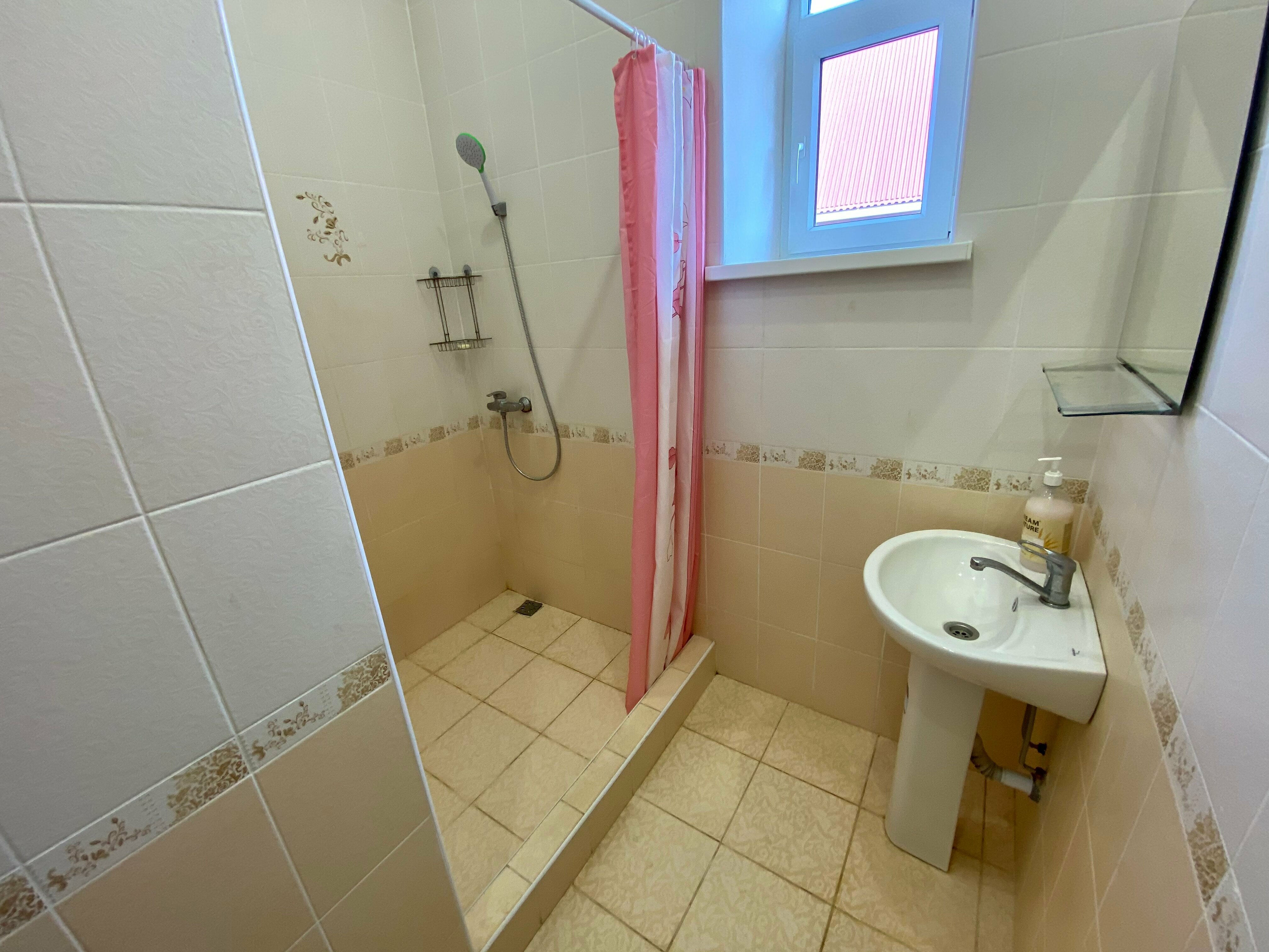 Четырехместный номер с общей ванной комнатой