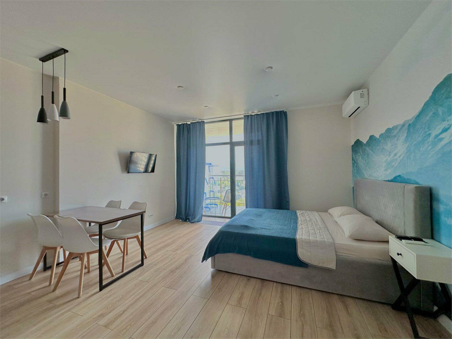 Дизайнерская студия LS-ECONOM STUDIO экономный отдых в Алуште - вид на горы с 7 этажа