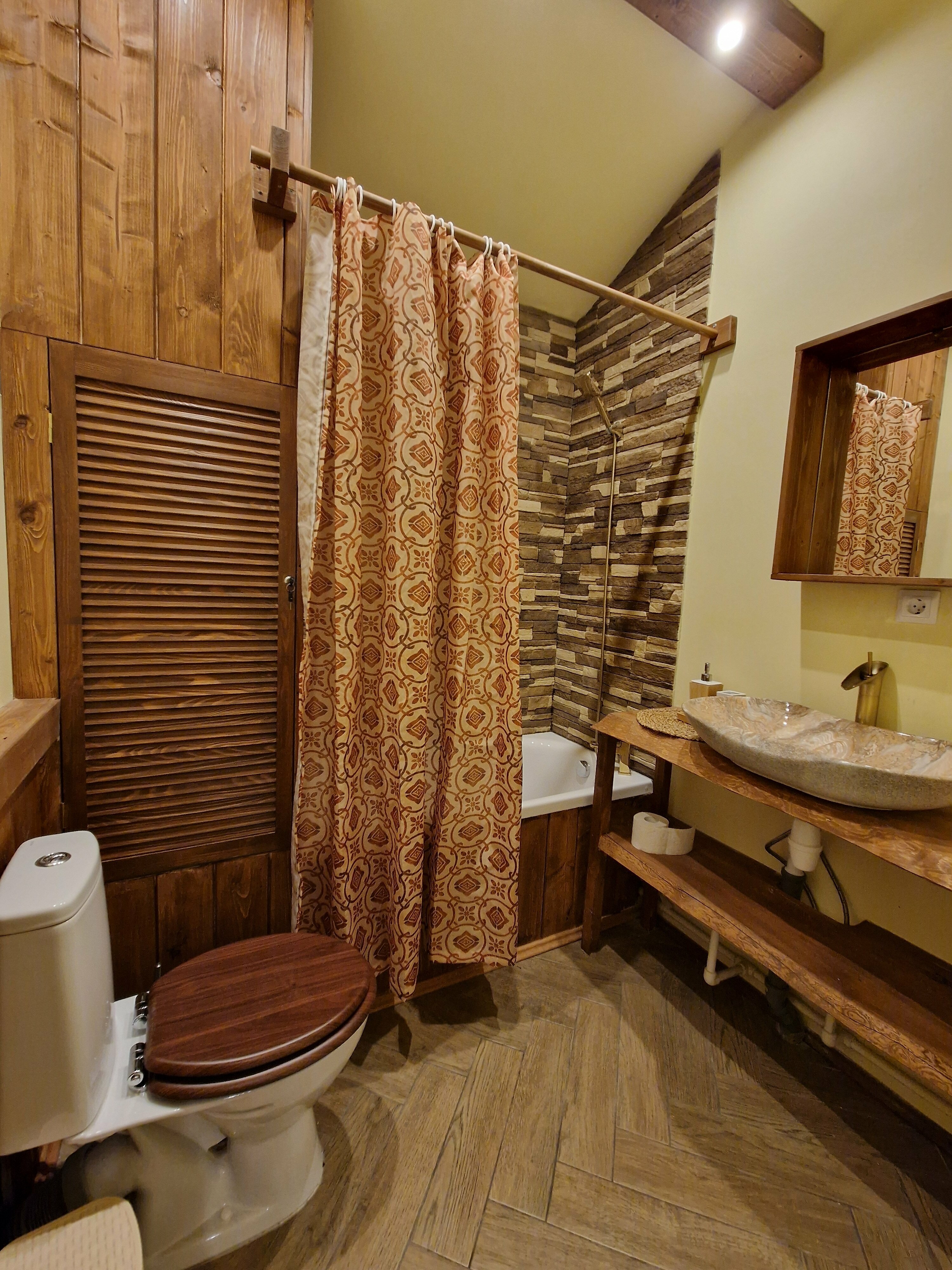 Дом Хоббитов 1 с видом на лес и озеро