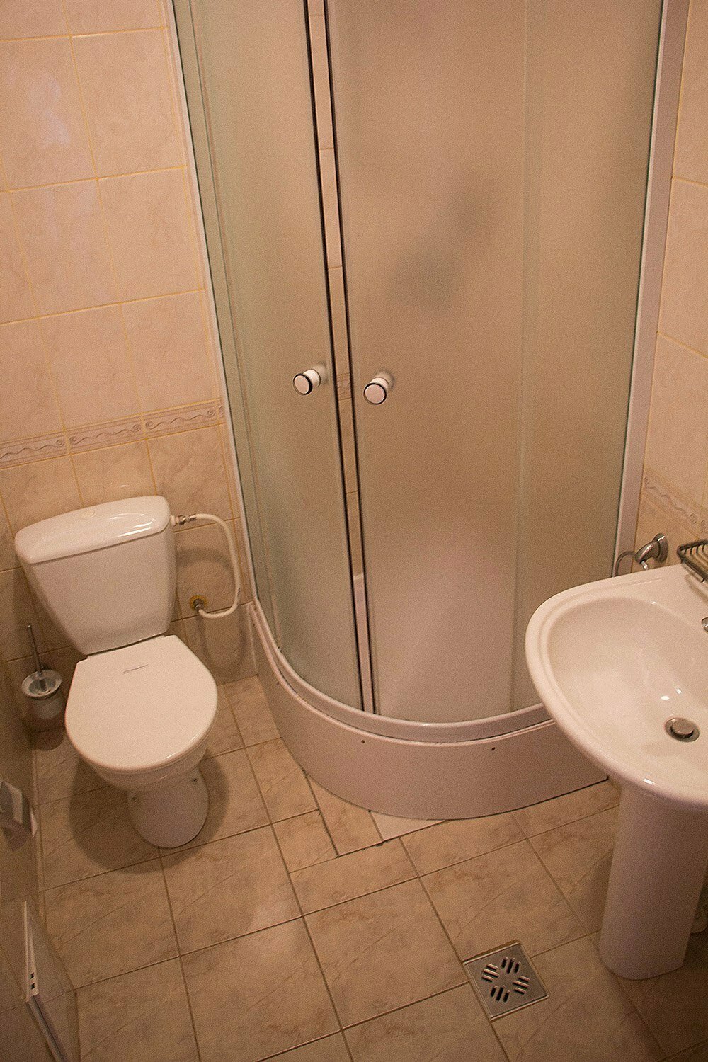 Стандартный двухместный номер с 2 отдельными кроватями и общей ванной комнатой