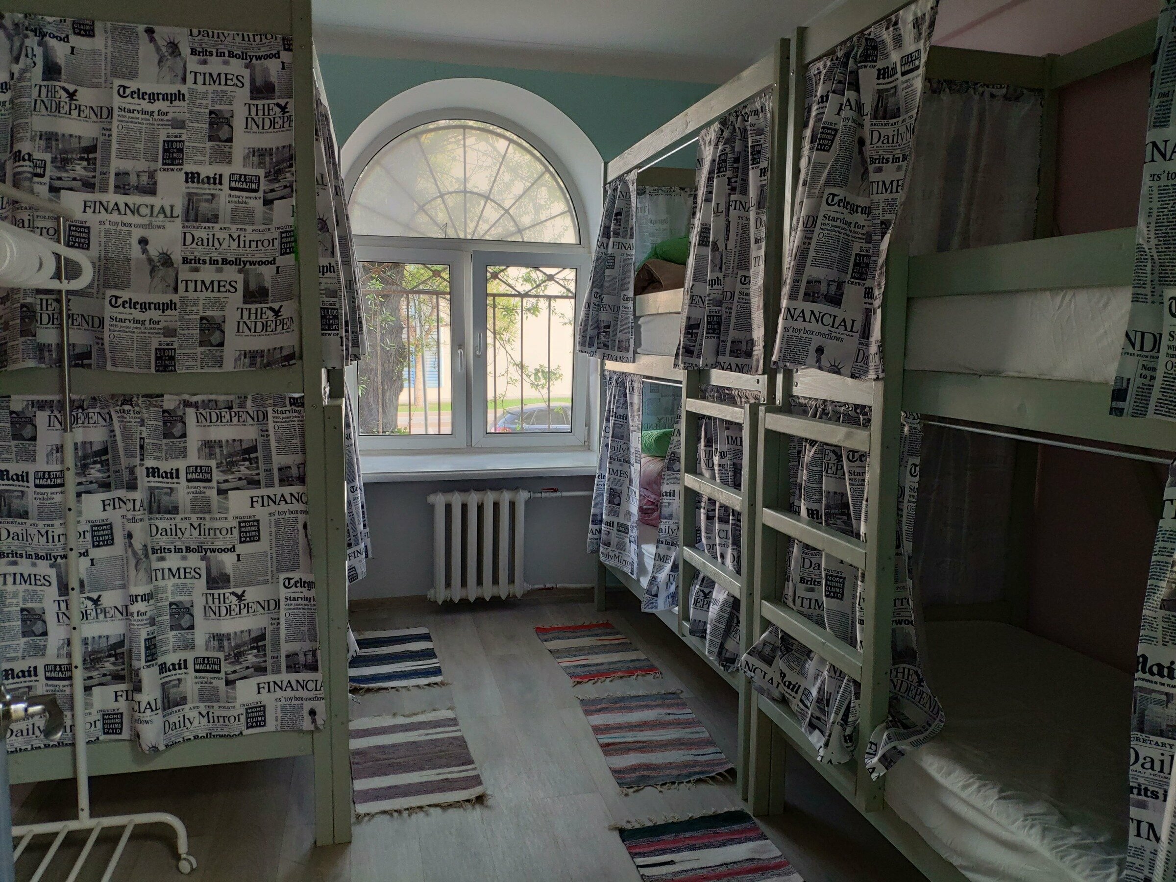 Спальное место на двухъярусной кровати в общем номере для женщин