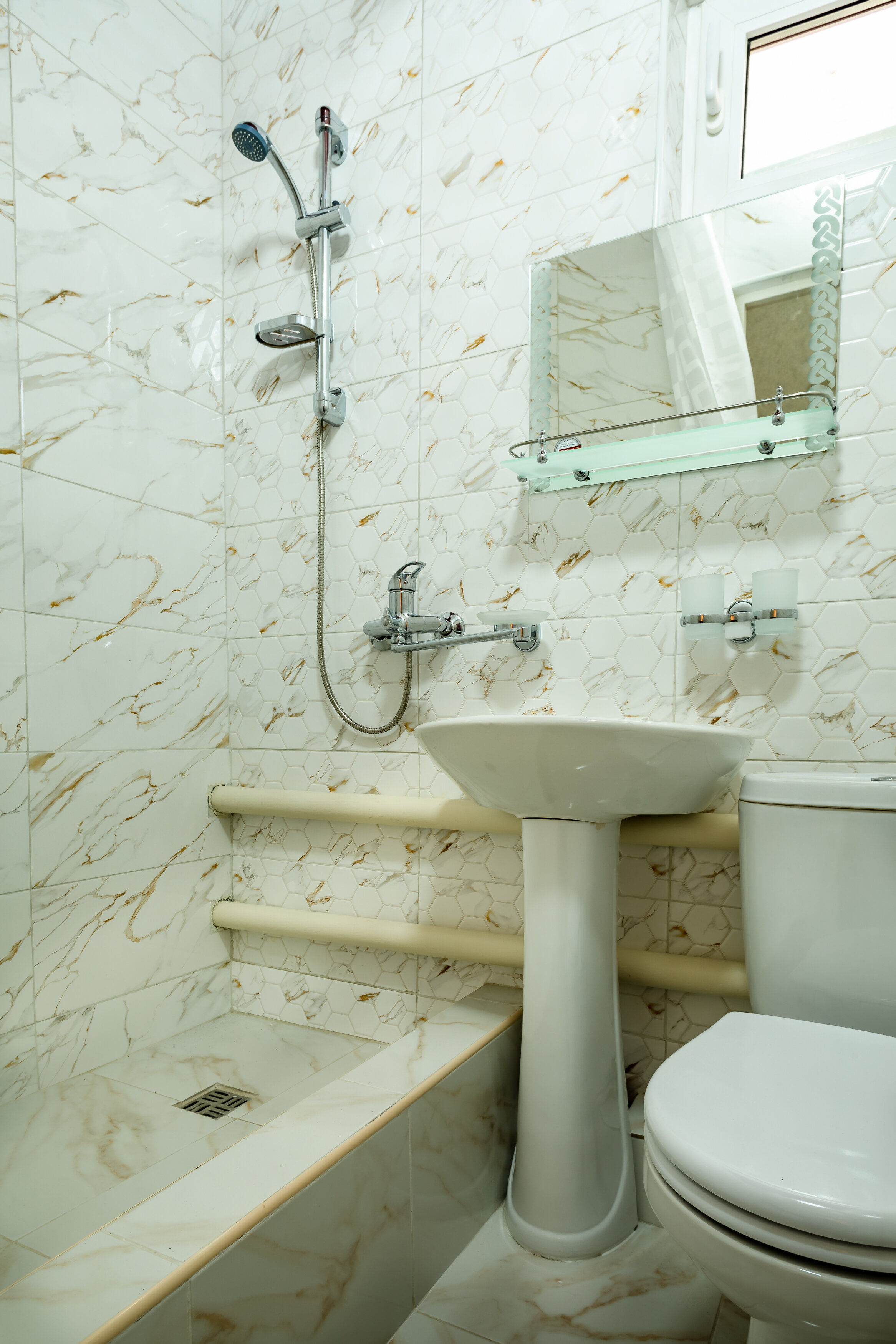 Трехместный номер «Комфорт» с душем