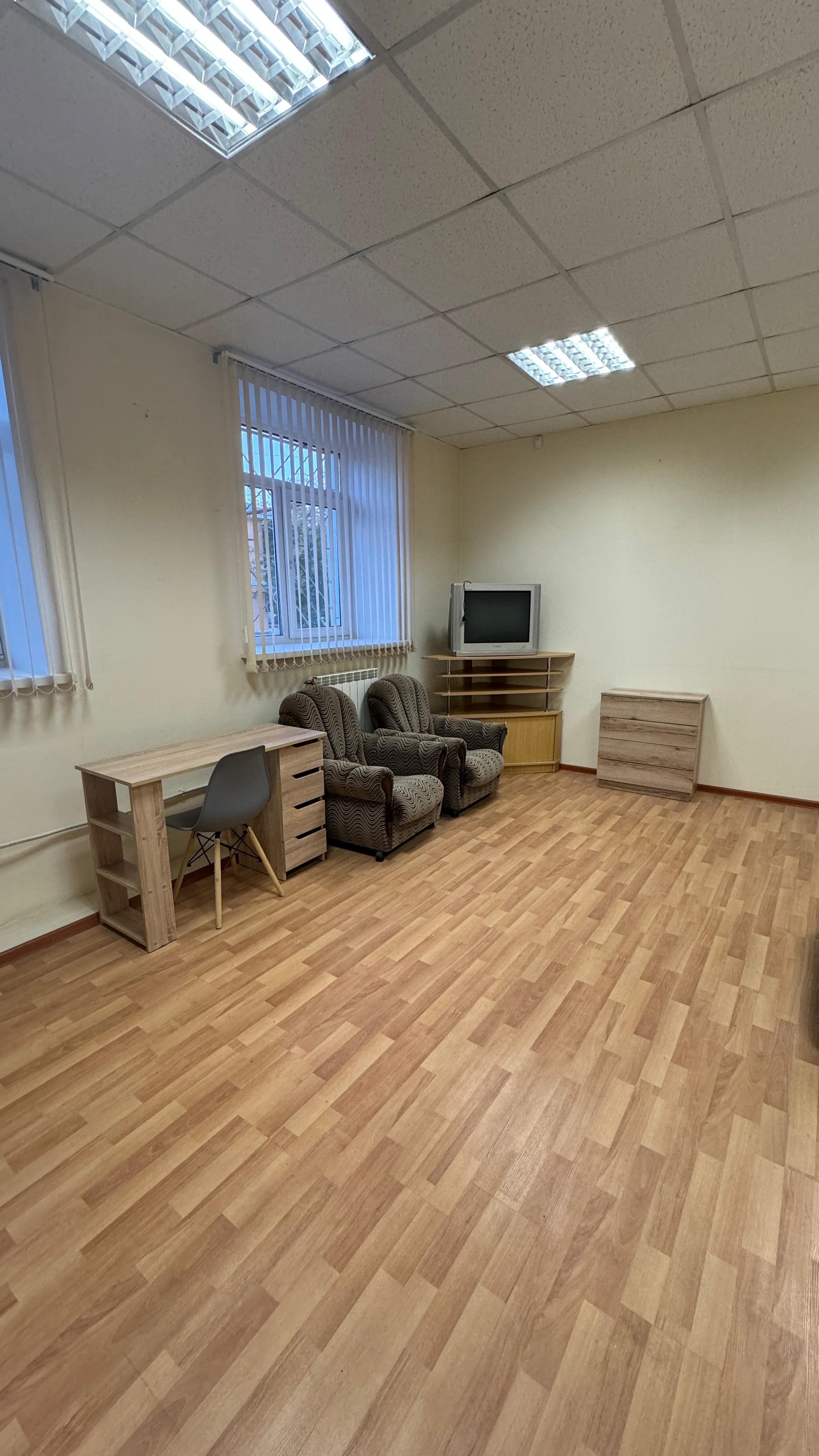 Двухместный номер с 2 отдельными кроватями и общей ванной комнатой