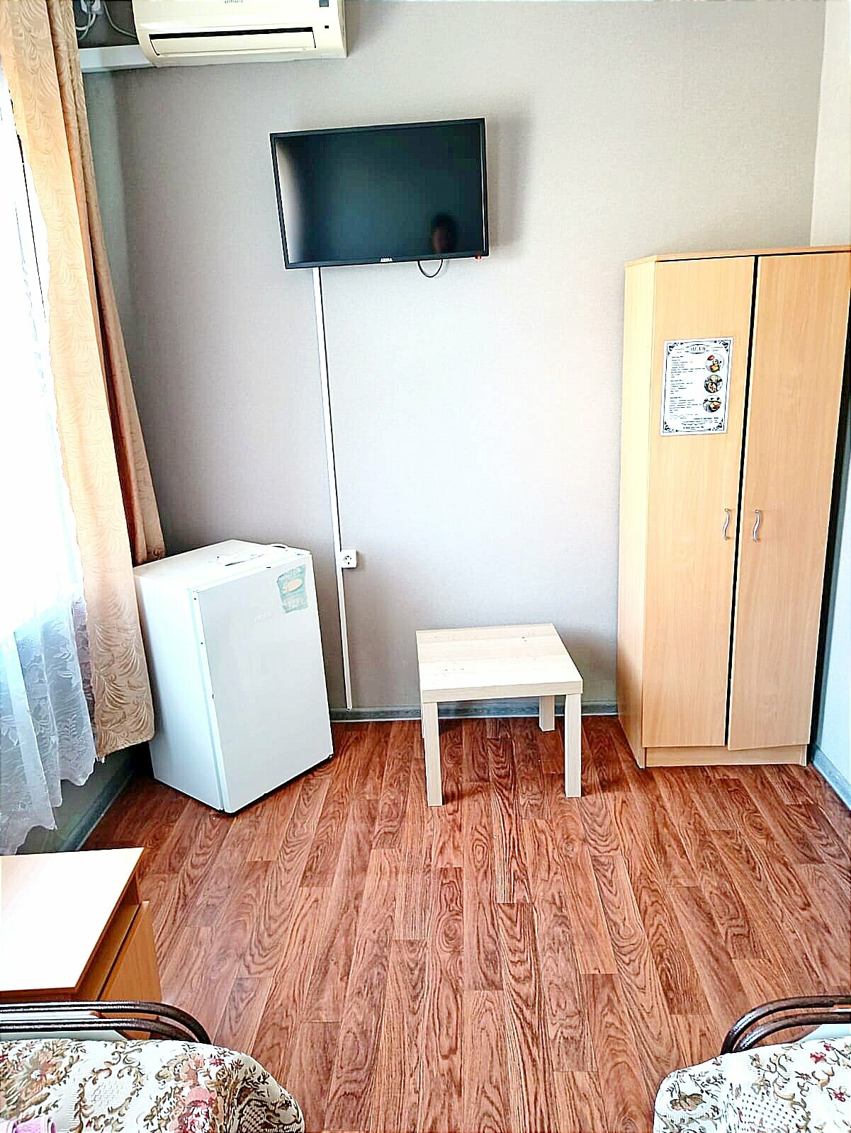 Двухместный номер с 2 отдельными кроватями и общим туалетом