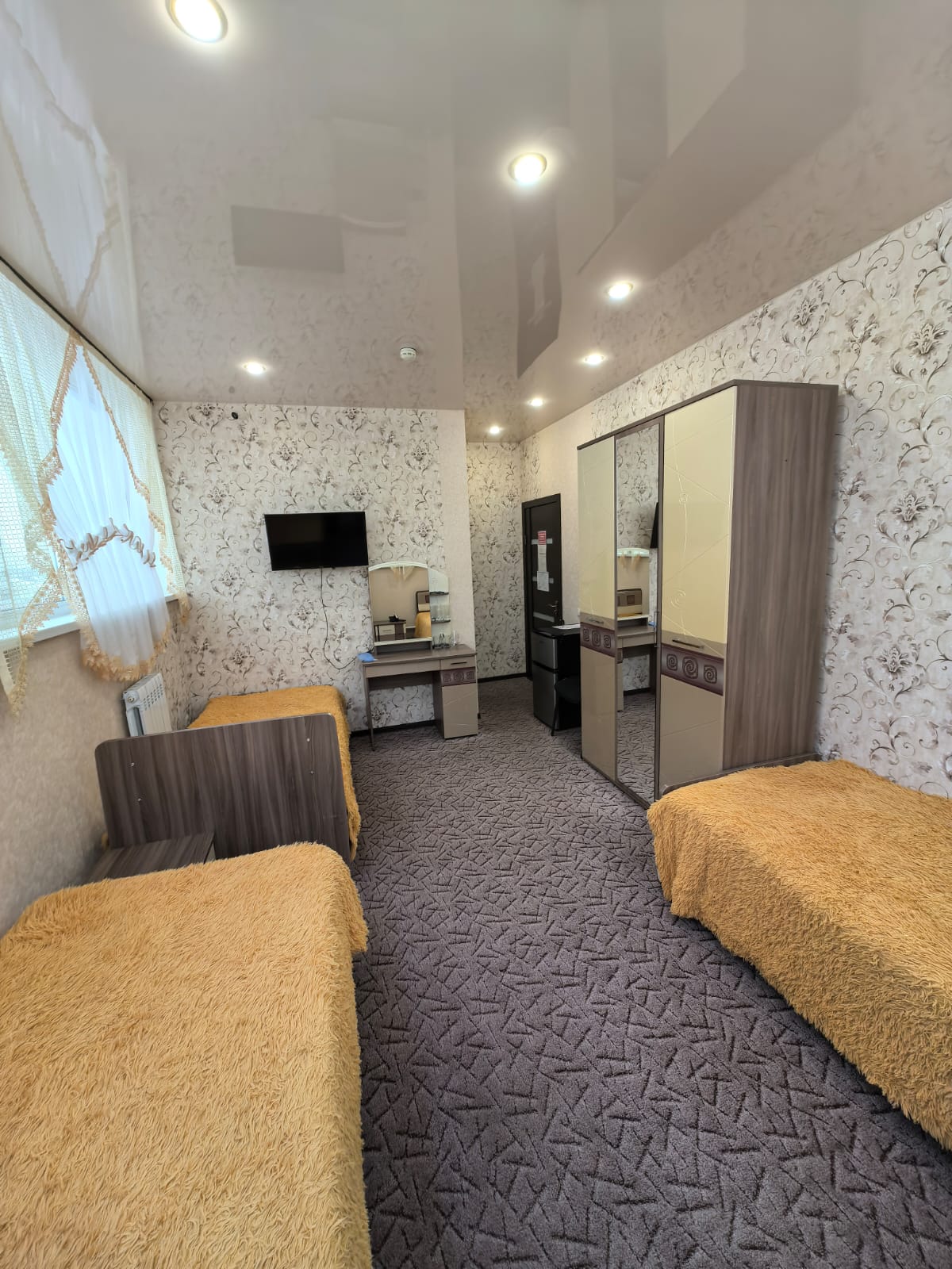 Трехместный номер с основными удобствами