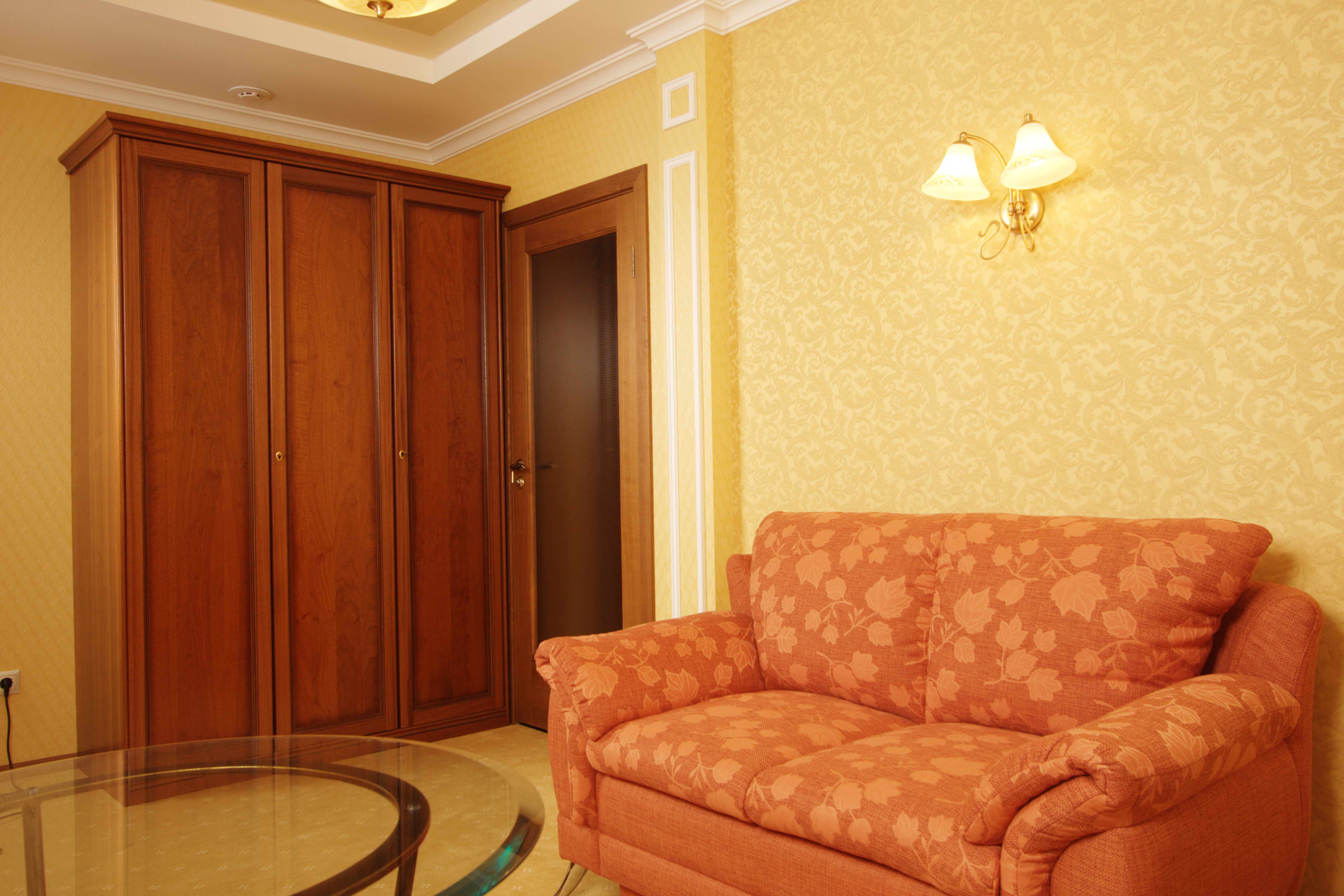 Двухместный номер с двуспальной кроватью и дополнительной кроватью