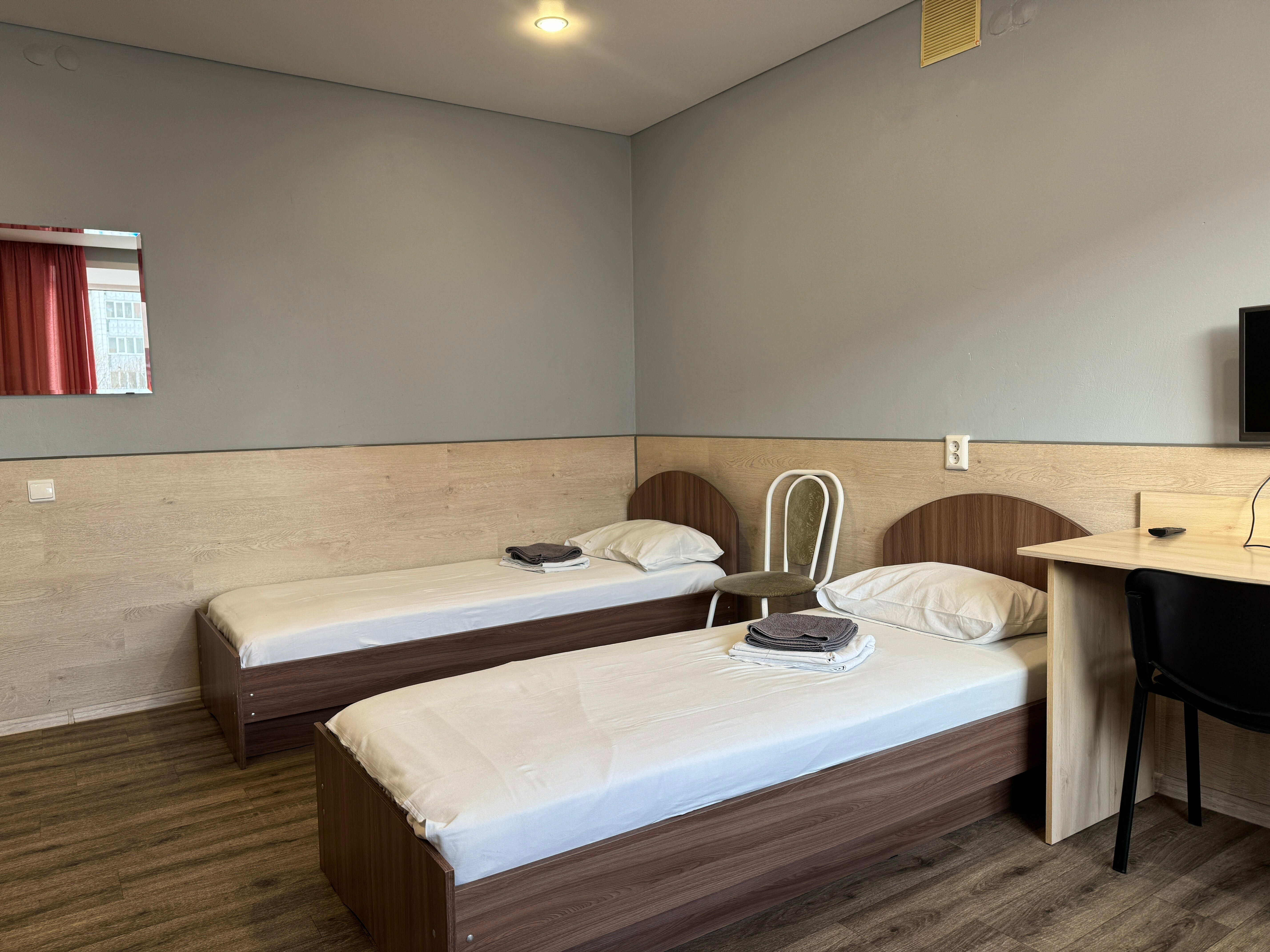 Трехместный номер эконом-класса с общей ванной комнатой