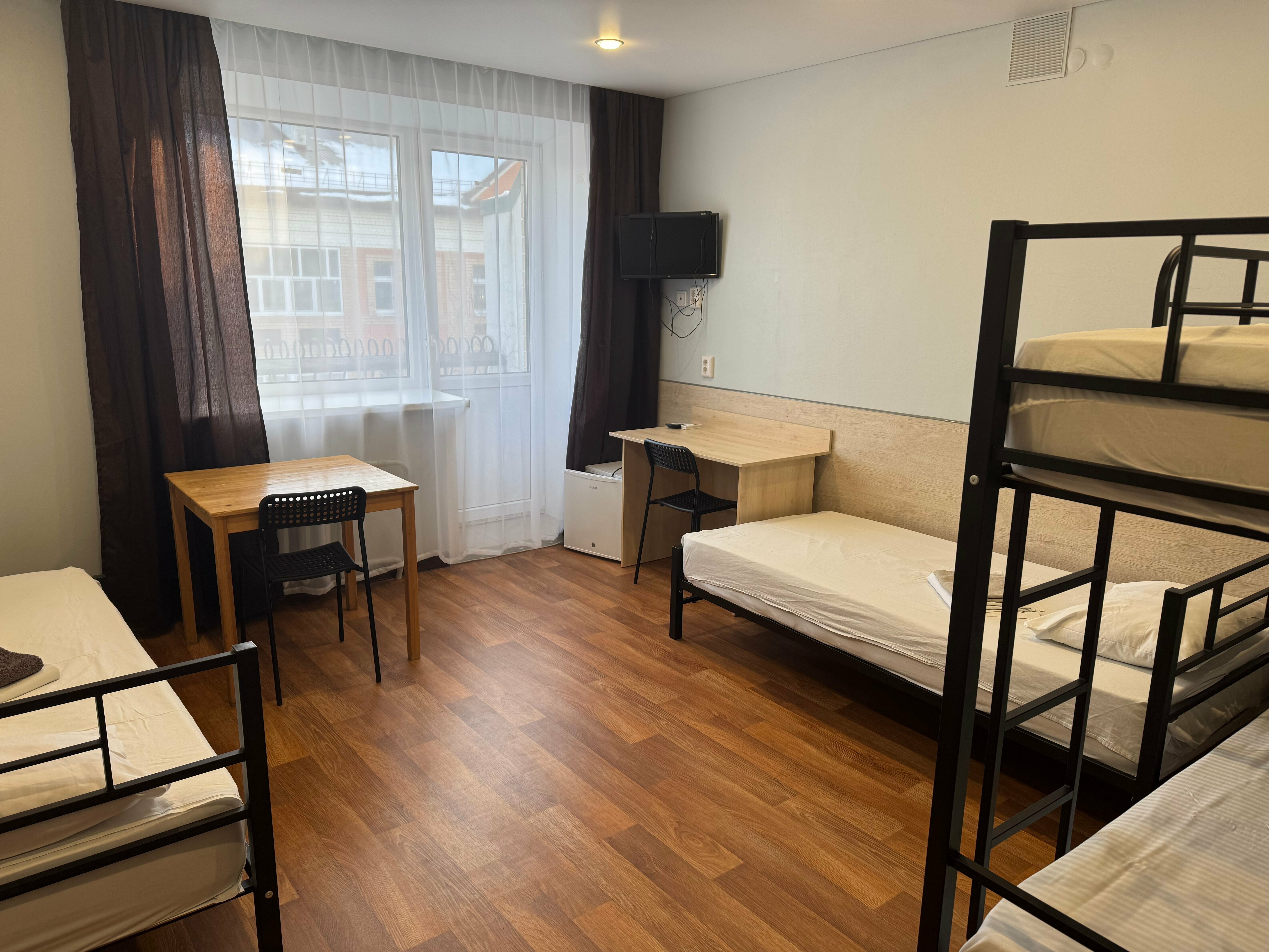 Четырехместный номер эконом-класса с общей ванной комнатой