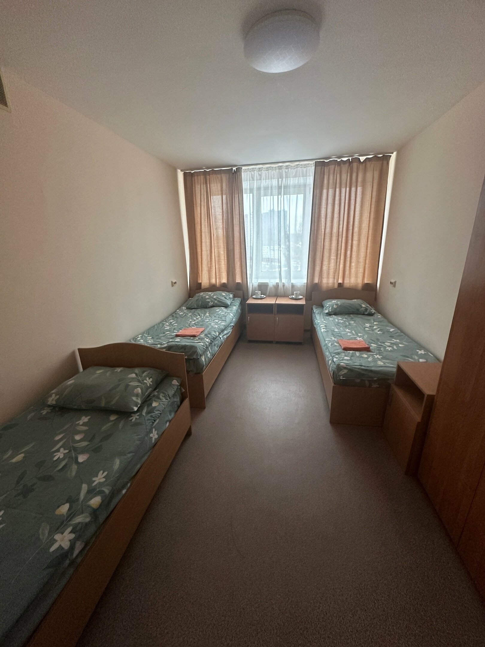 Трехместный номер с общей ванной комнатой