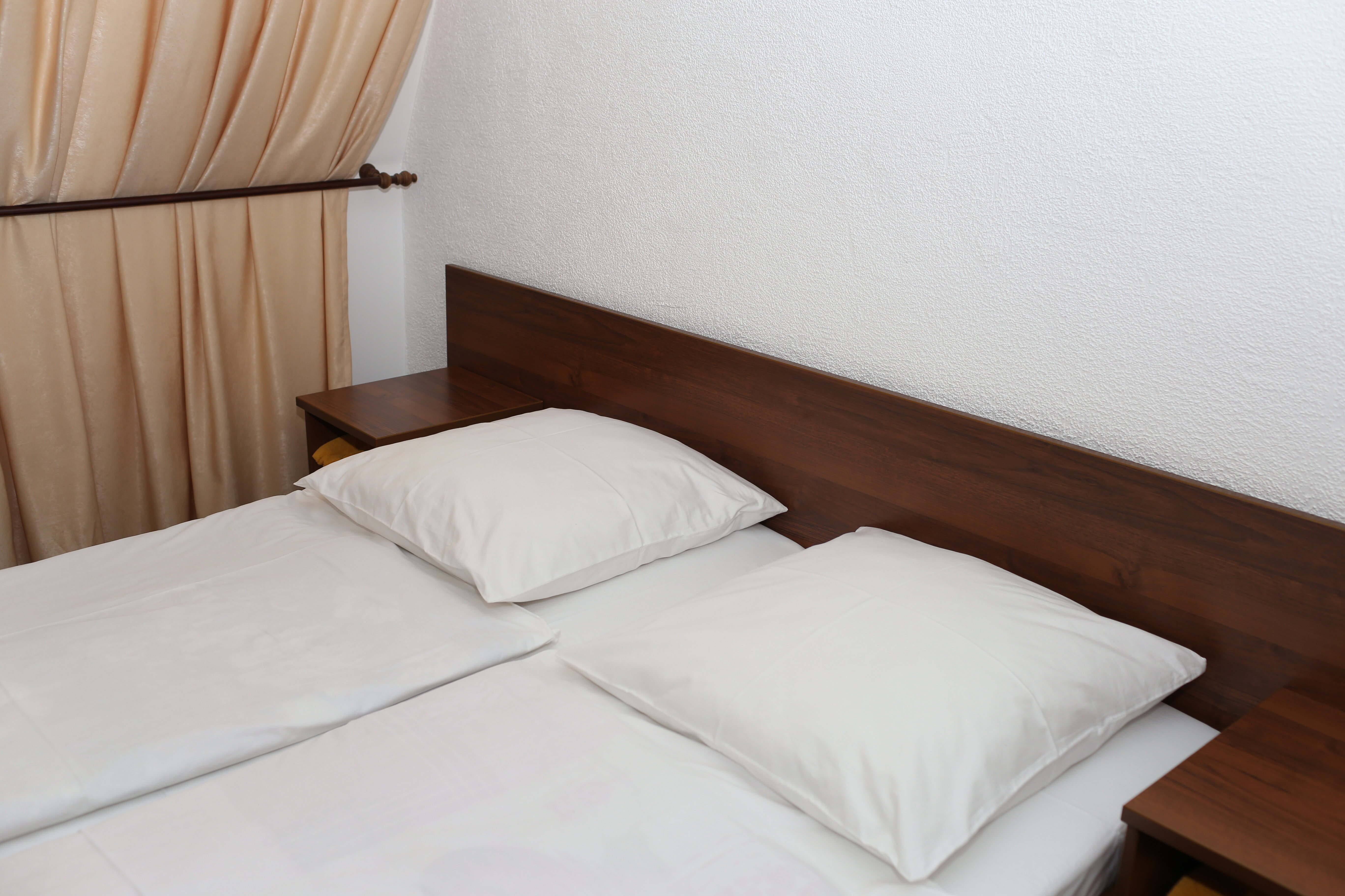 Трехместный номер эконом-класса с общей ванной комнатой