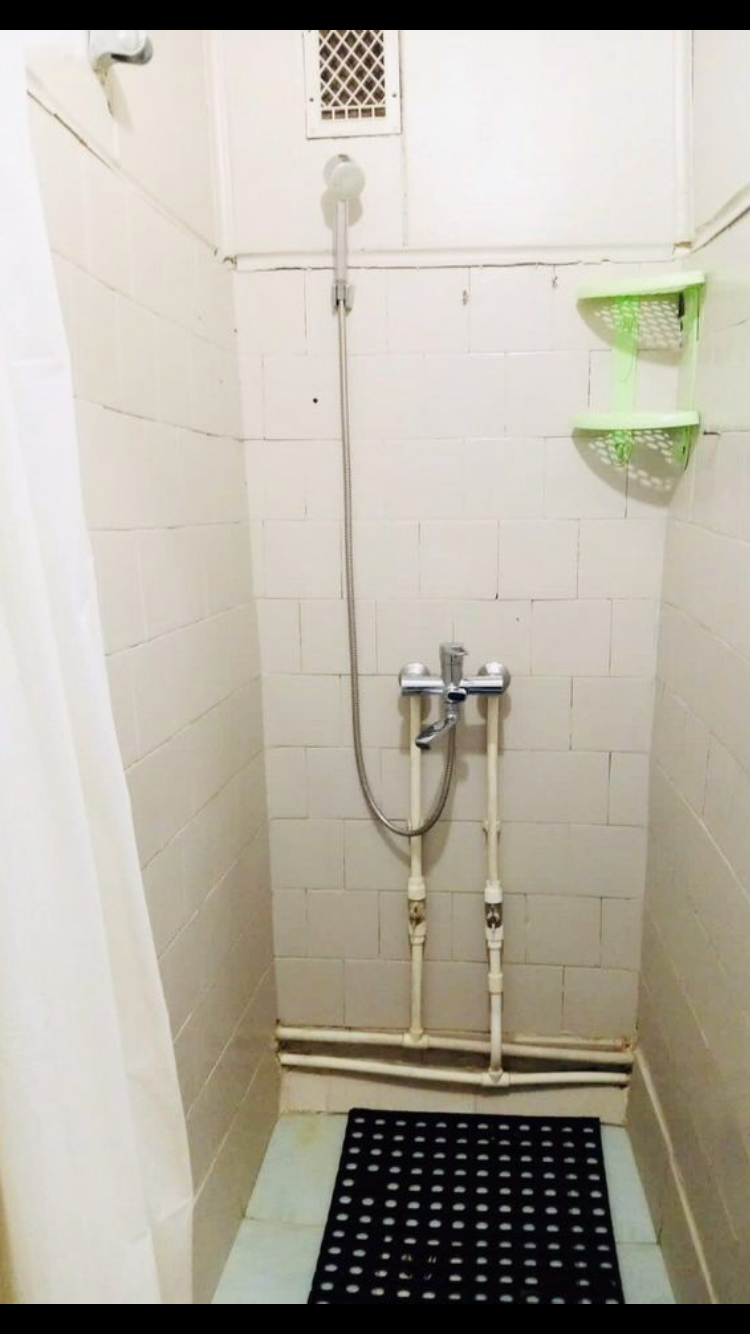 Четырехместный номер эконом-класса с общей ванной комнатой