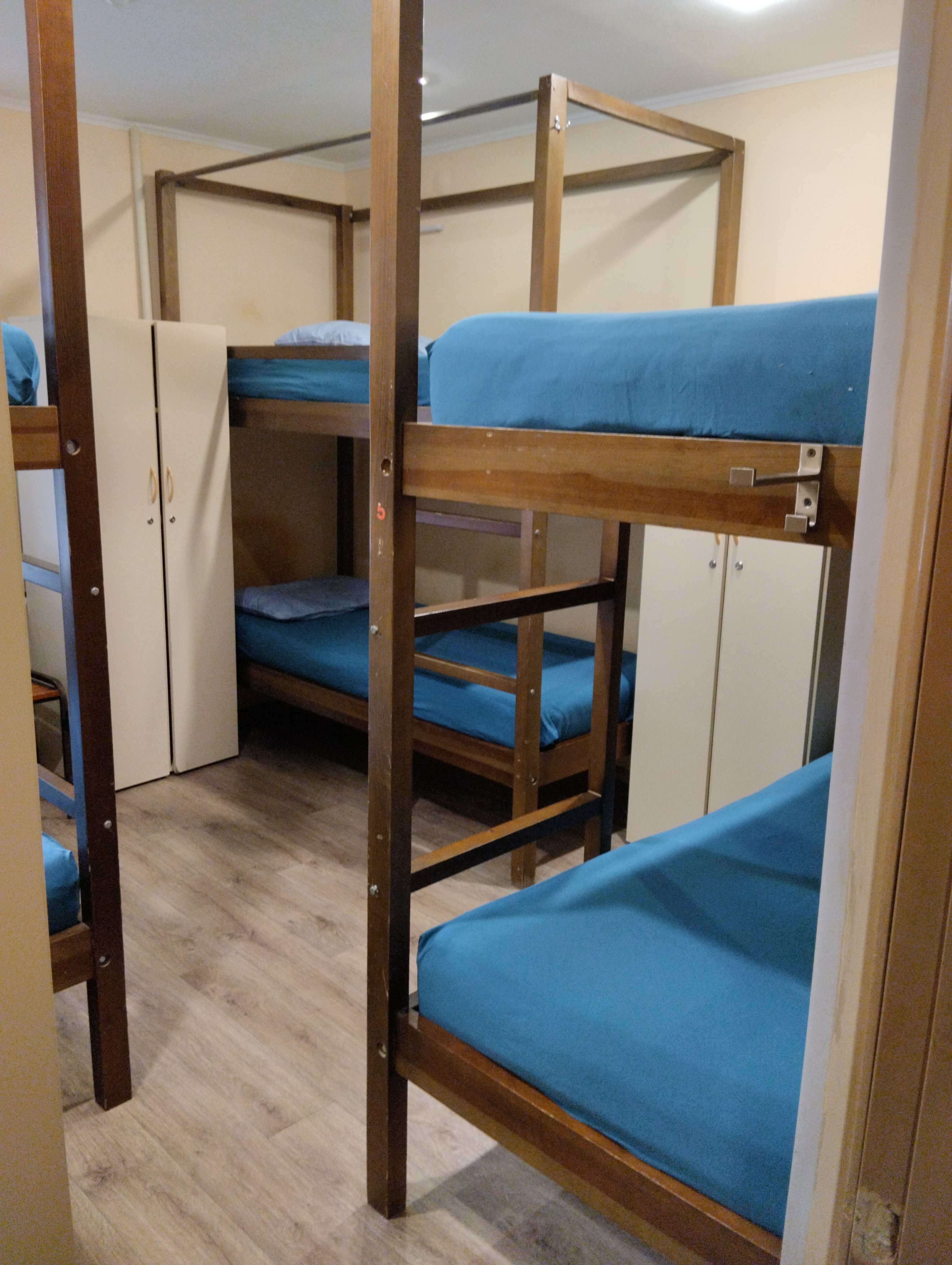 Кровать в общем 6-местном номере для мужчин и женщин