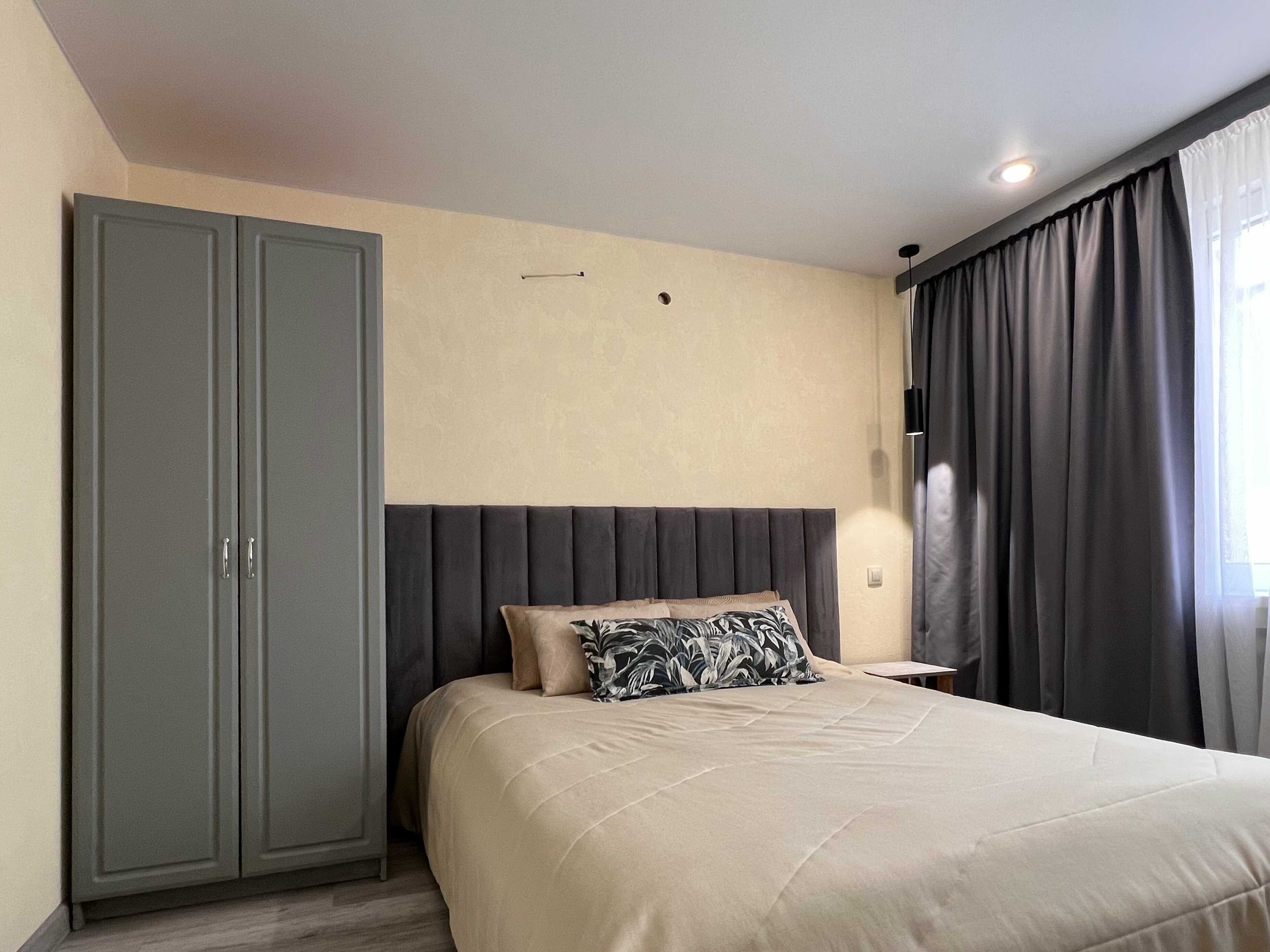 Двухместный номер с двуспальной кроватью и дополнительной кроватью