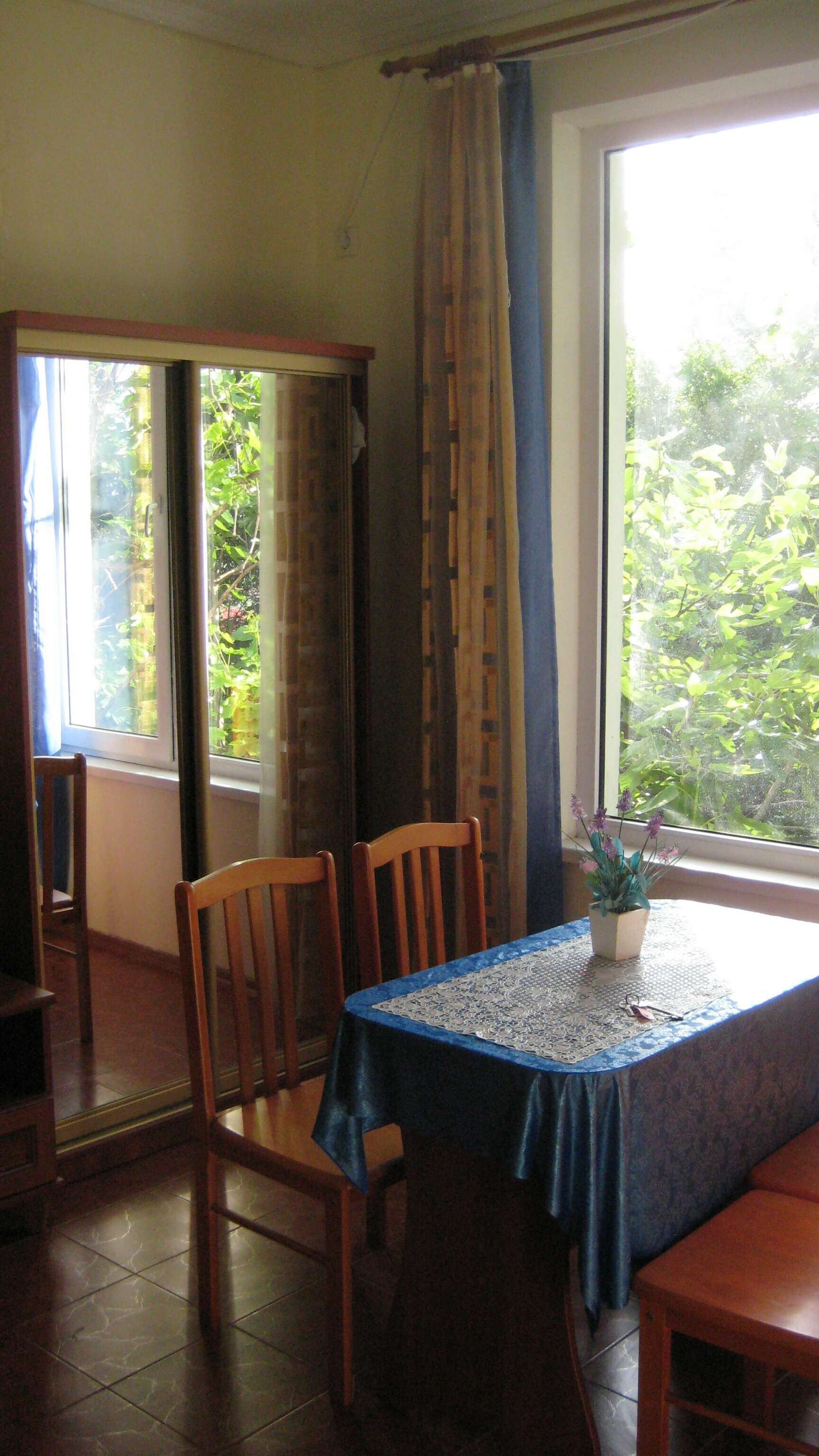 Семейный номер с видом на сад