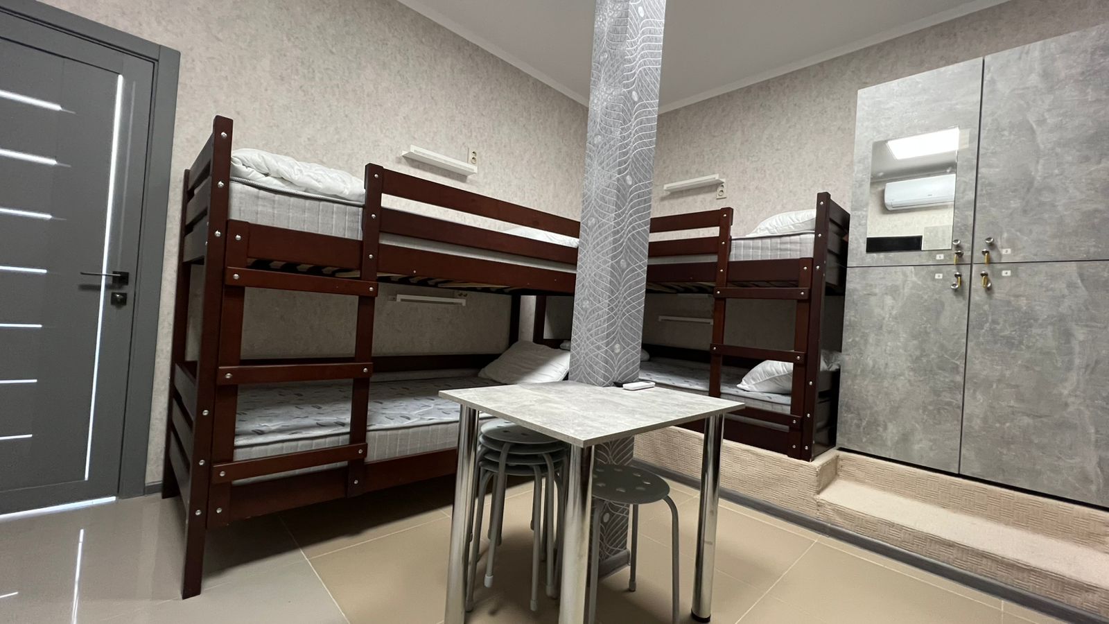 Общий номер для мужчин и женщин с 8 кроватями